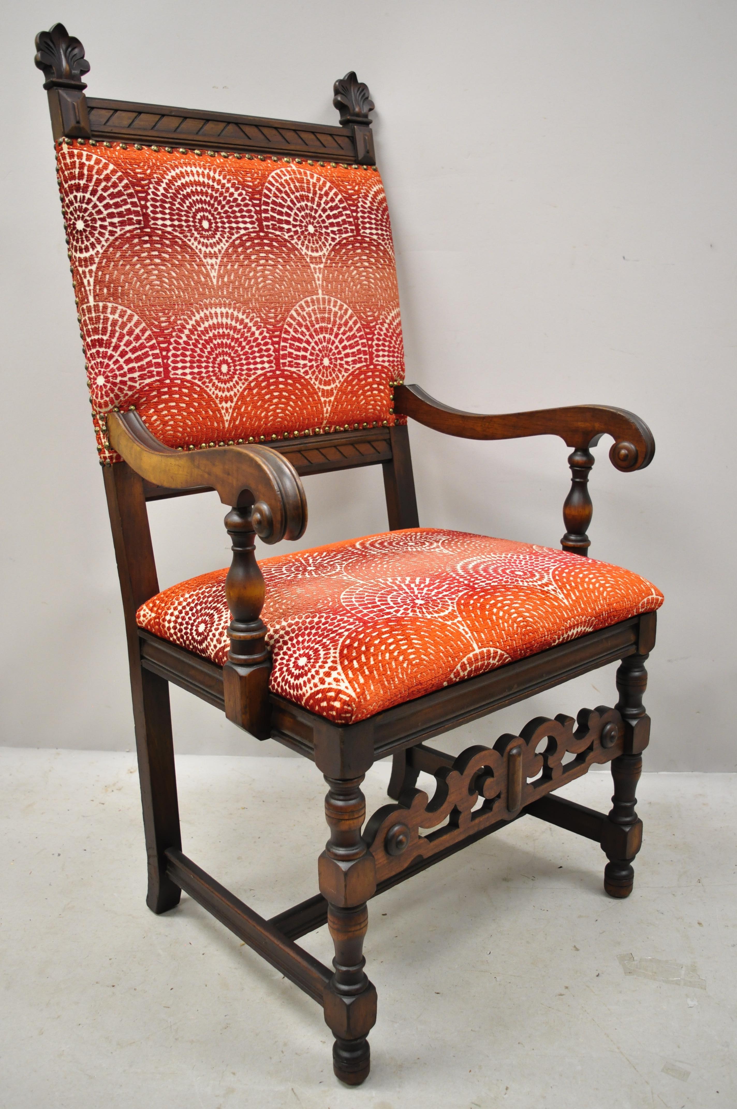 Ancienne Renaissance italienne Revival trône sculpté en noyer fauteuil capitaines tissu rouge. Cet article se caractérise par une tapisserie d'ameublement rouge à motif de coucher de soleil en spirale, un cadre en bois massif, un beau grain de bois,