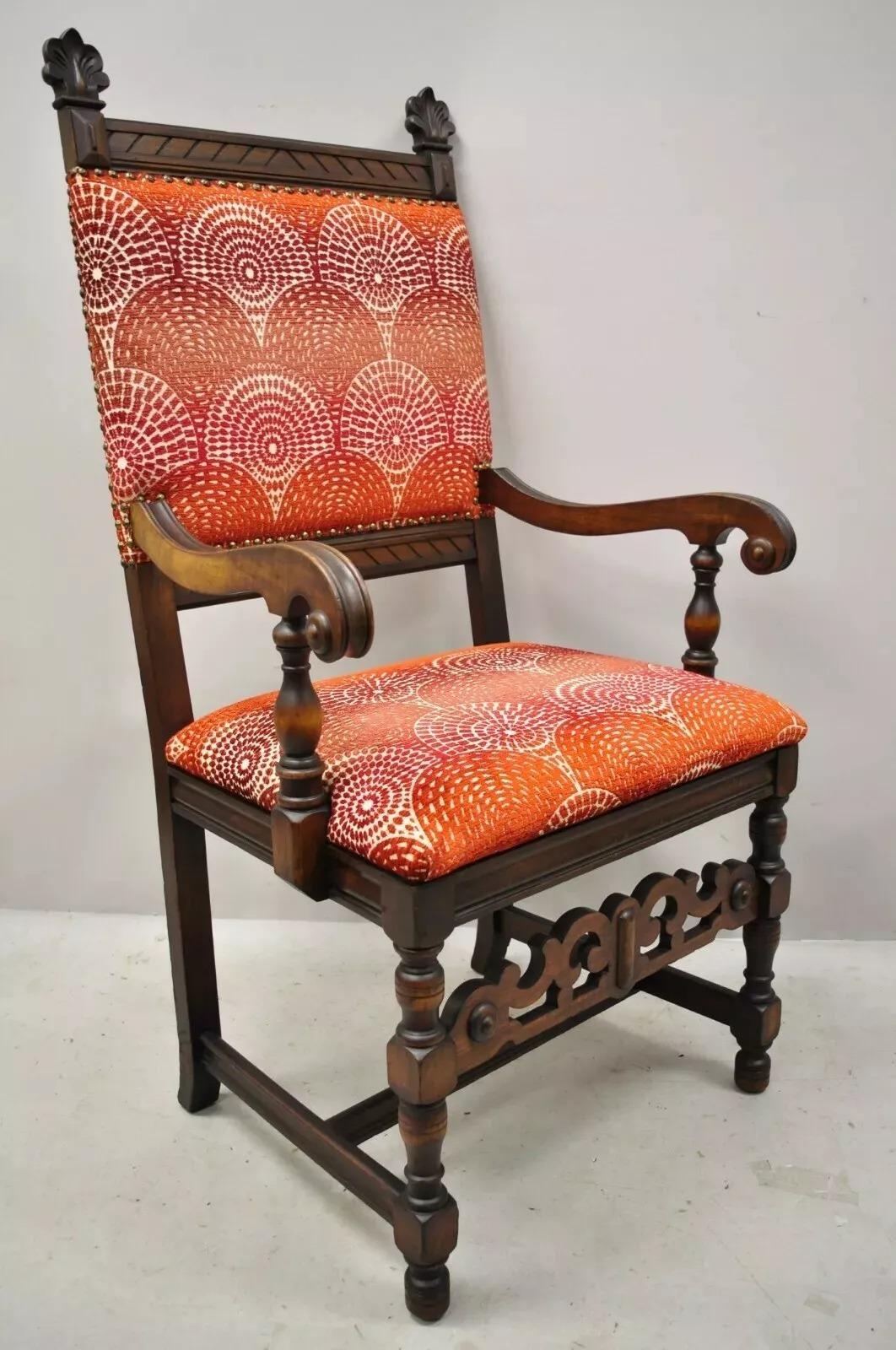 Antiguo Renacimiento Italiano Nogal Tallado Trono Capitanes Sillón Rojo. El artículo presenta tapicería roja con estampado de atardeceres en espiral, marco de madera maciza, preciosas vetas de madera, bonitos detalles tallados, un artículo antiguo