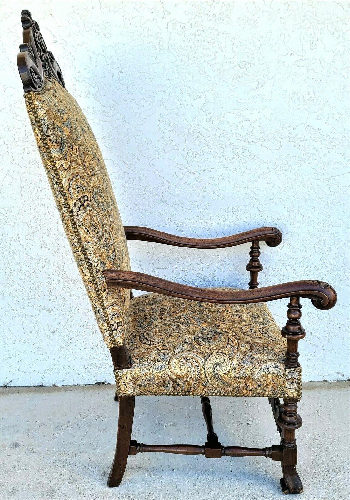 Noyer Antique Chaise à trône en noyer sculpté de style Revival de la Renaissance italienne en vente