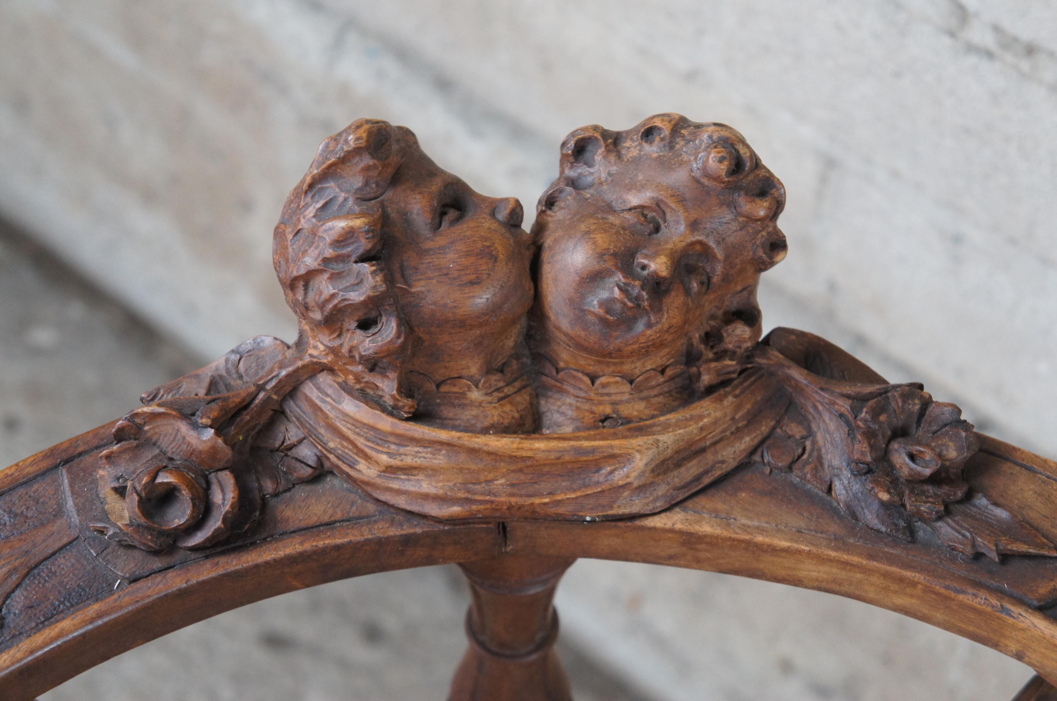 Antikes italienisches Renaissance-Revival-Salon-Sessel aus geschnitztem Nussbaumholz, Loveseat, 60