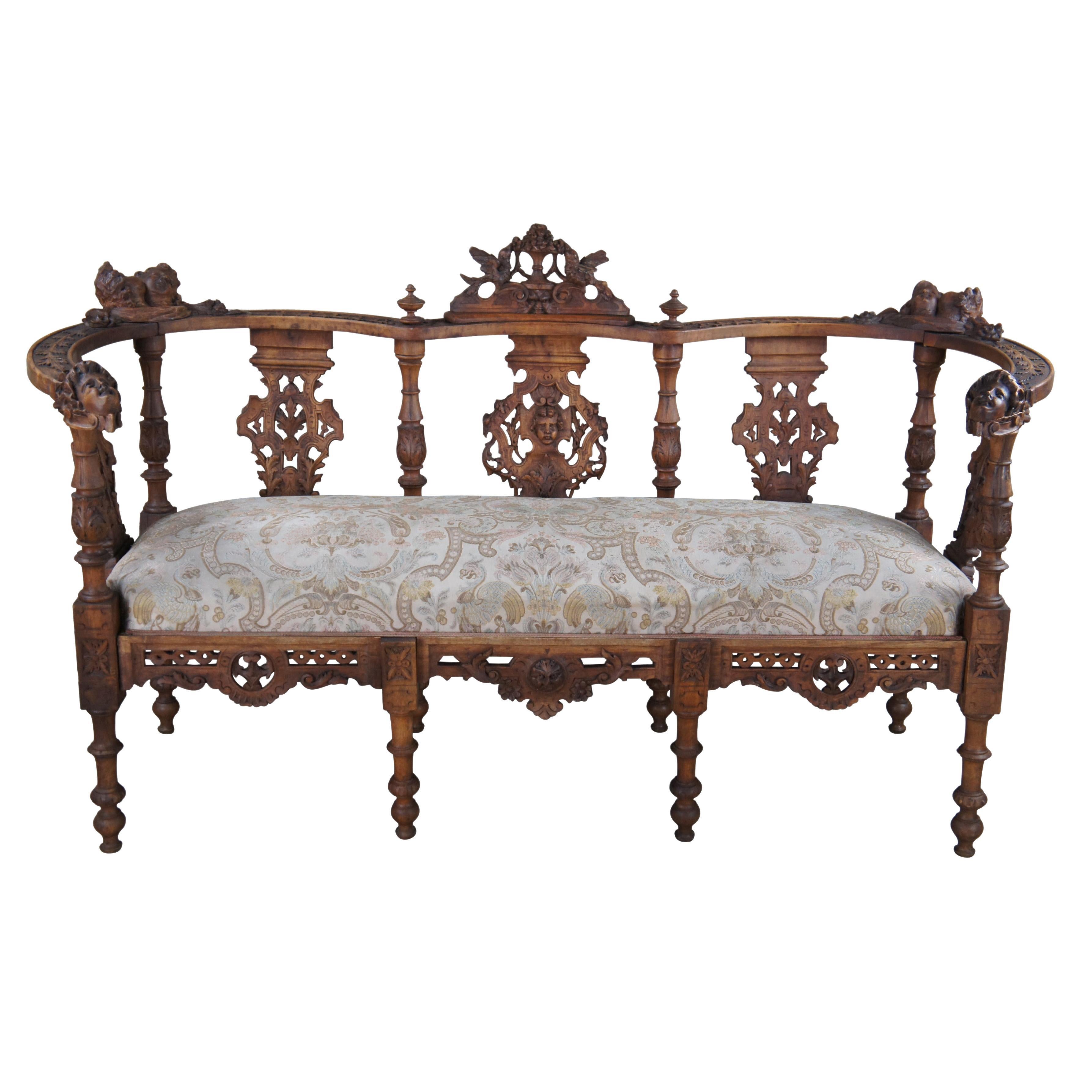 Antikes italienisches Renaissance-Revival-Salon-Sessel aus geschnitztem Nussbaumholz, Loveseat, 60" im Angebot