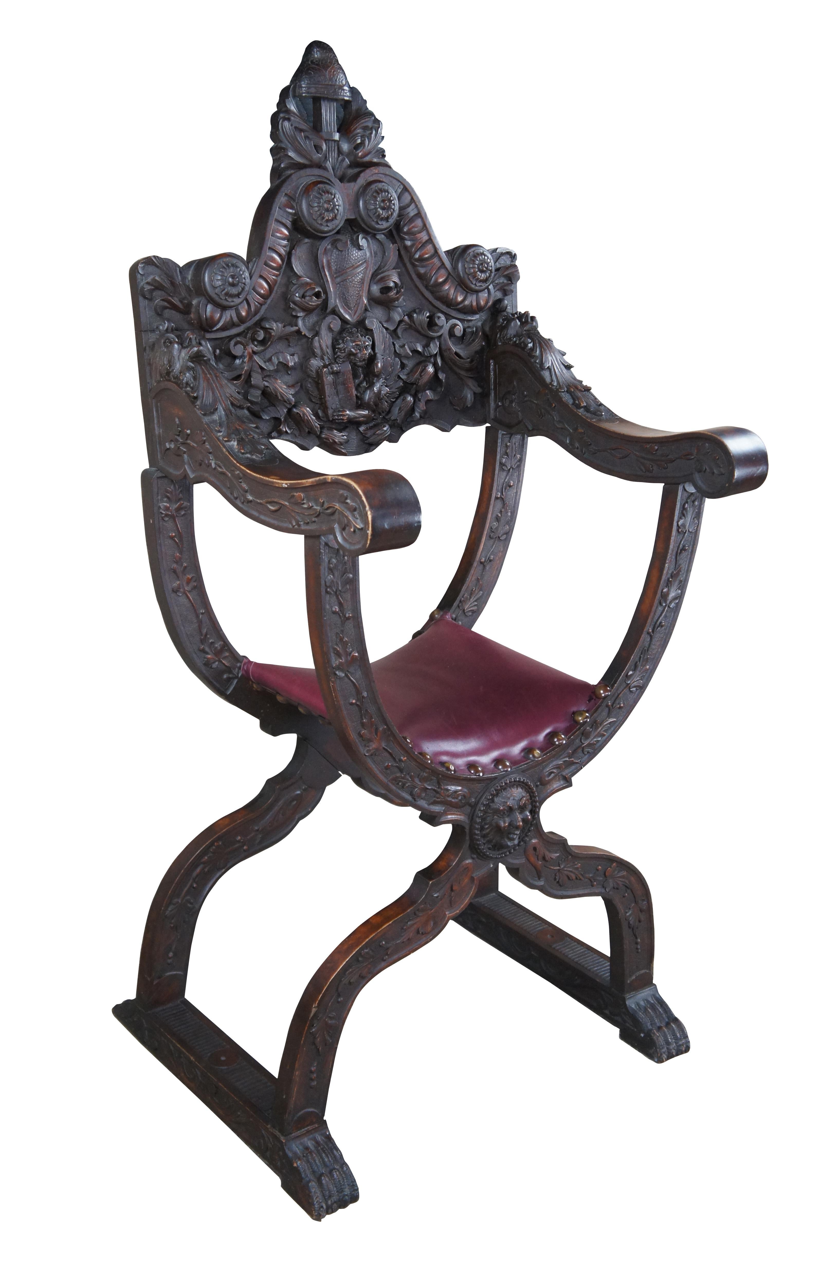 Exceptionnelle chaise à accoudoir Savonarola Curule de style Renaissance italienne du milieu du XIXe siècle. Il est doté d'un cadre en noyer méticuleusement sculpté et d'une assise en cuir. Le dos est orné d'un lion ailé tenant une tablette sous un
