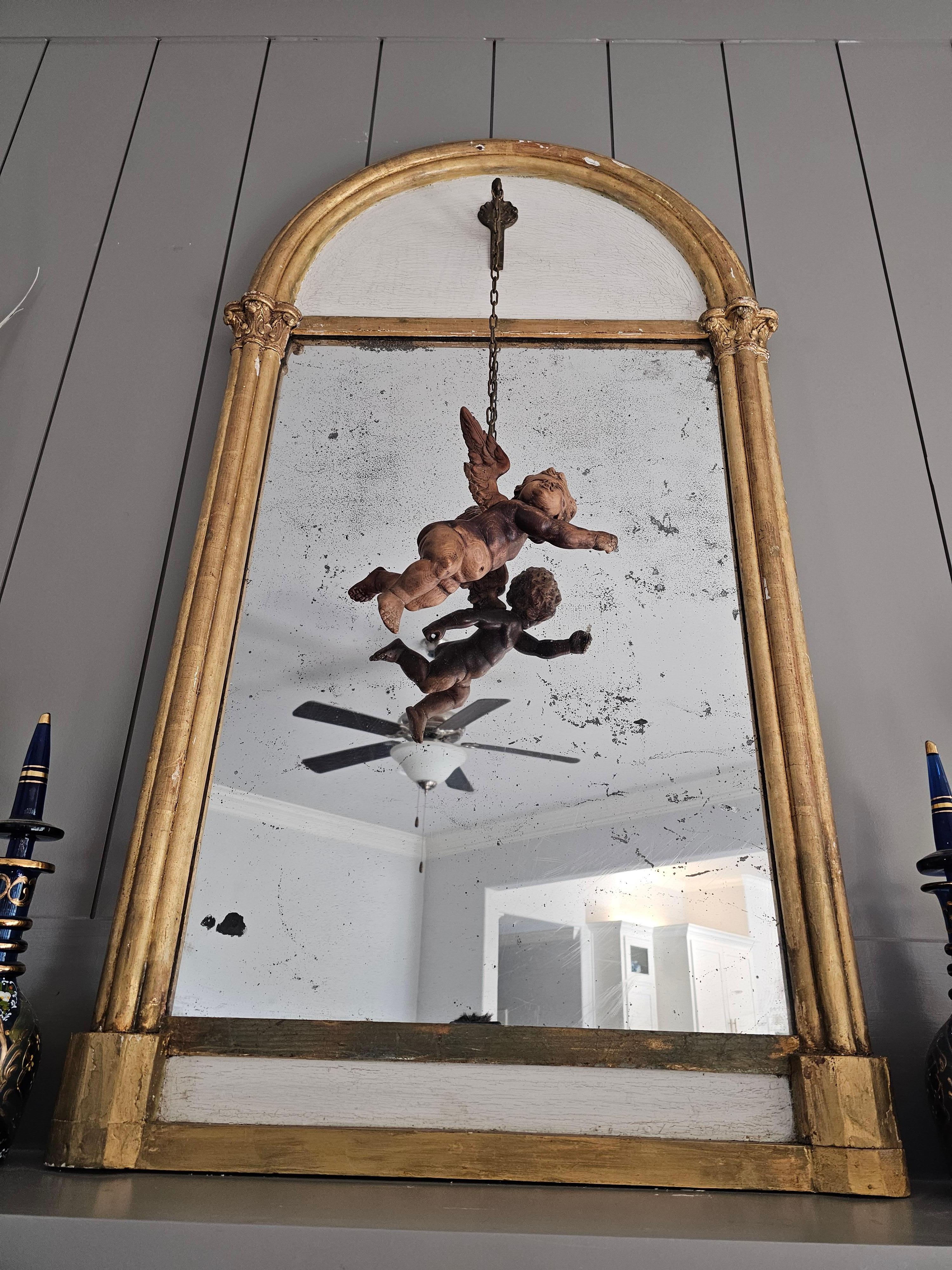 Fügen Sie skurrile Eleganz, Raffinesse und romantische Wärme mit diesem einzigartigen antiken italienischen Renaissance-Skulptur schwimmenden Putten Wandspiegel durch schön gealtert warmen rustikalen stark gealtert Patina über die ganze