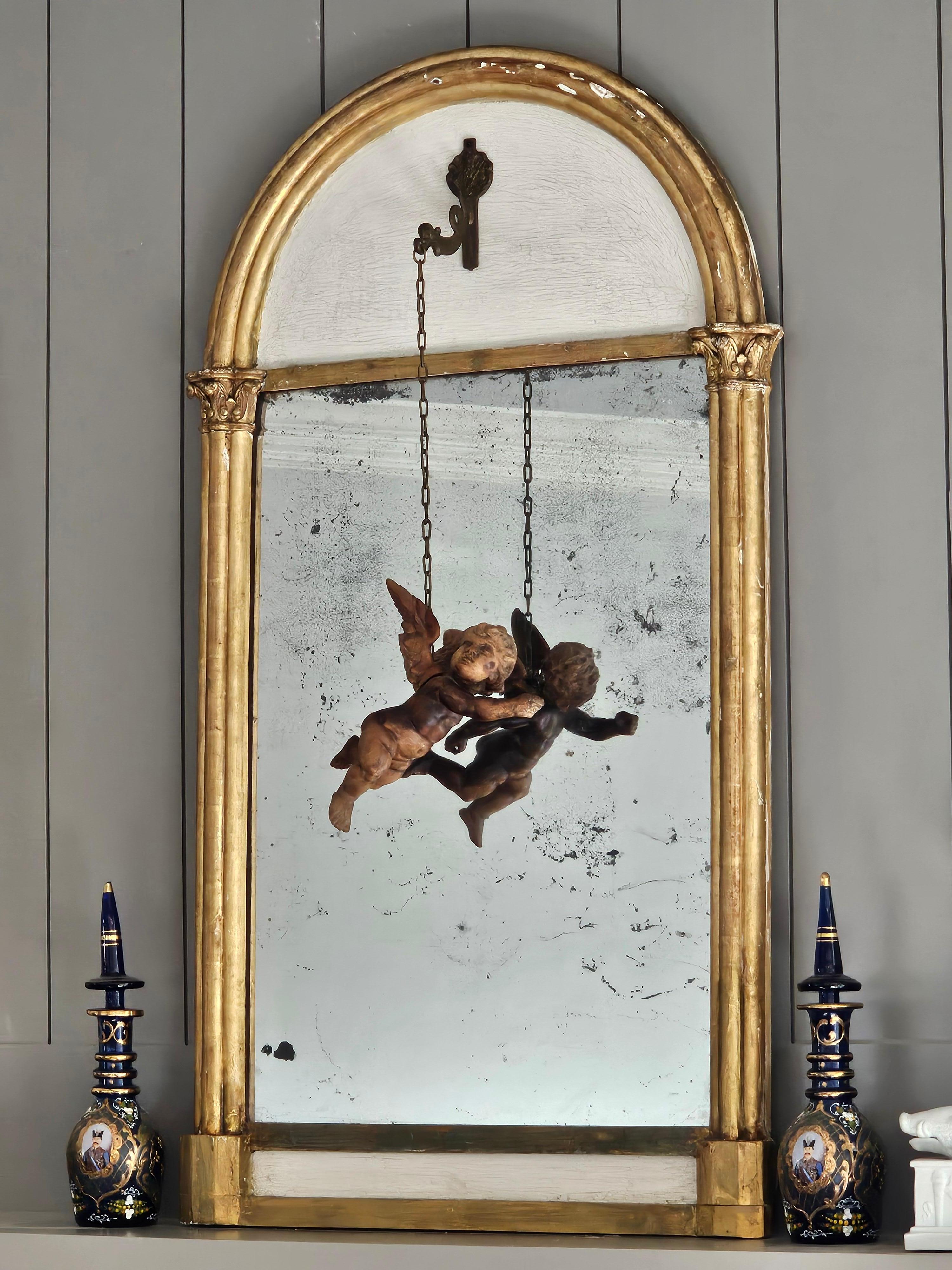 Antike italienische Renaissance Skulptur geschnitzt Giltwood Spiegel mit Putti Figur (Europäisch) im Angebot
