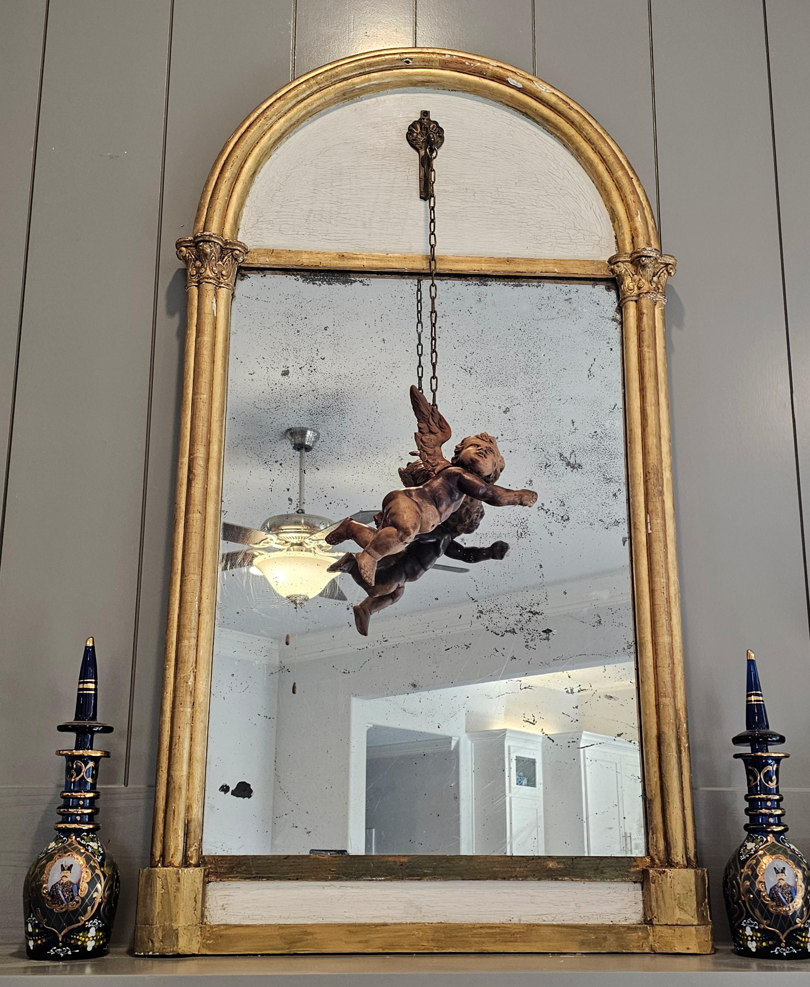 Antike italienische Renaissance Skulptur geschnitzt Giltwood Spiegel mit Putti Figur (Handgeschnitzt) im Angebot