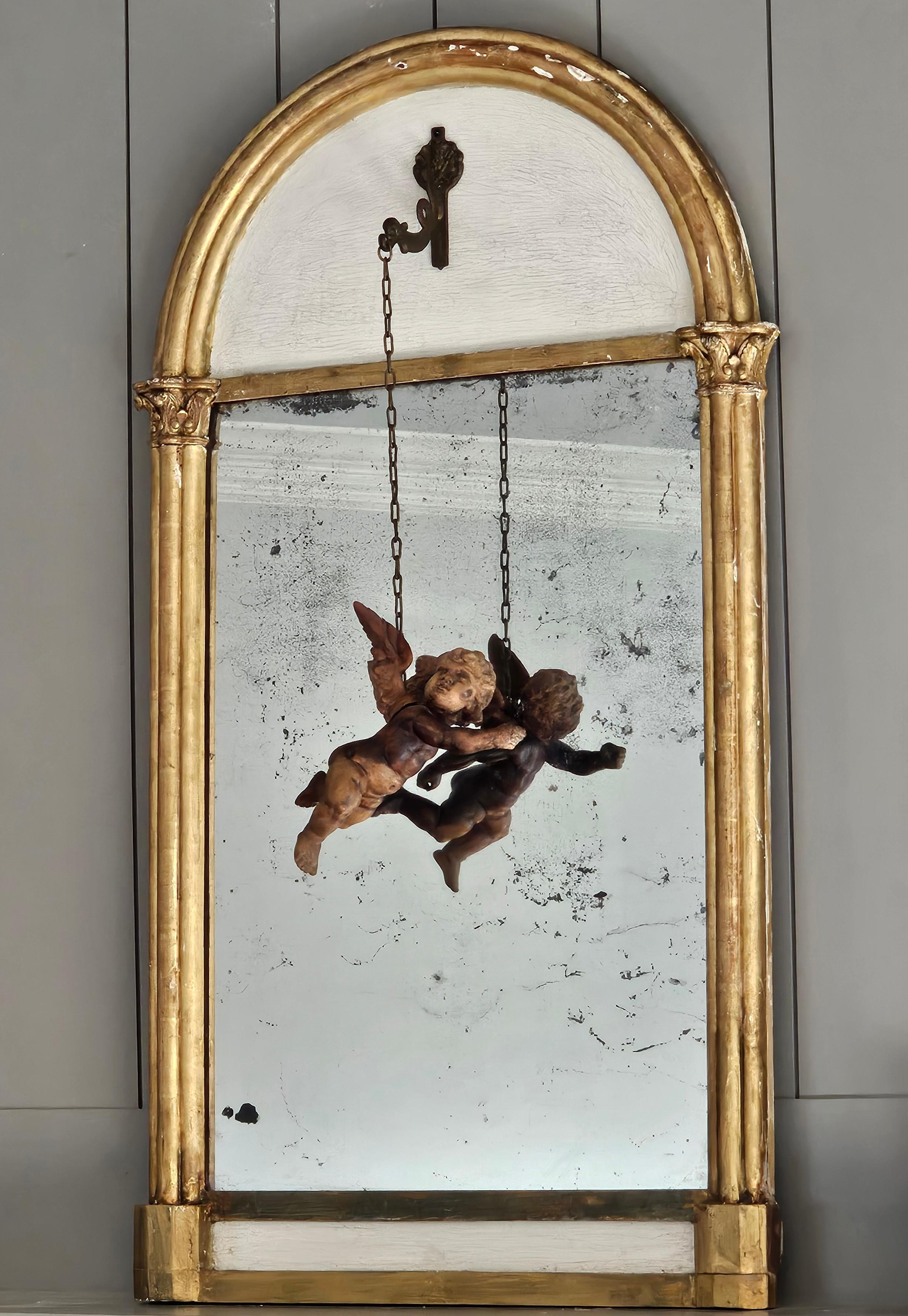 Antike italienische Renaissance Skulptur geschnitzt Giltwood Spiegel mit Putti Figur im Zustand „Relativ gut“ im Angebot in Forney, TX