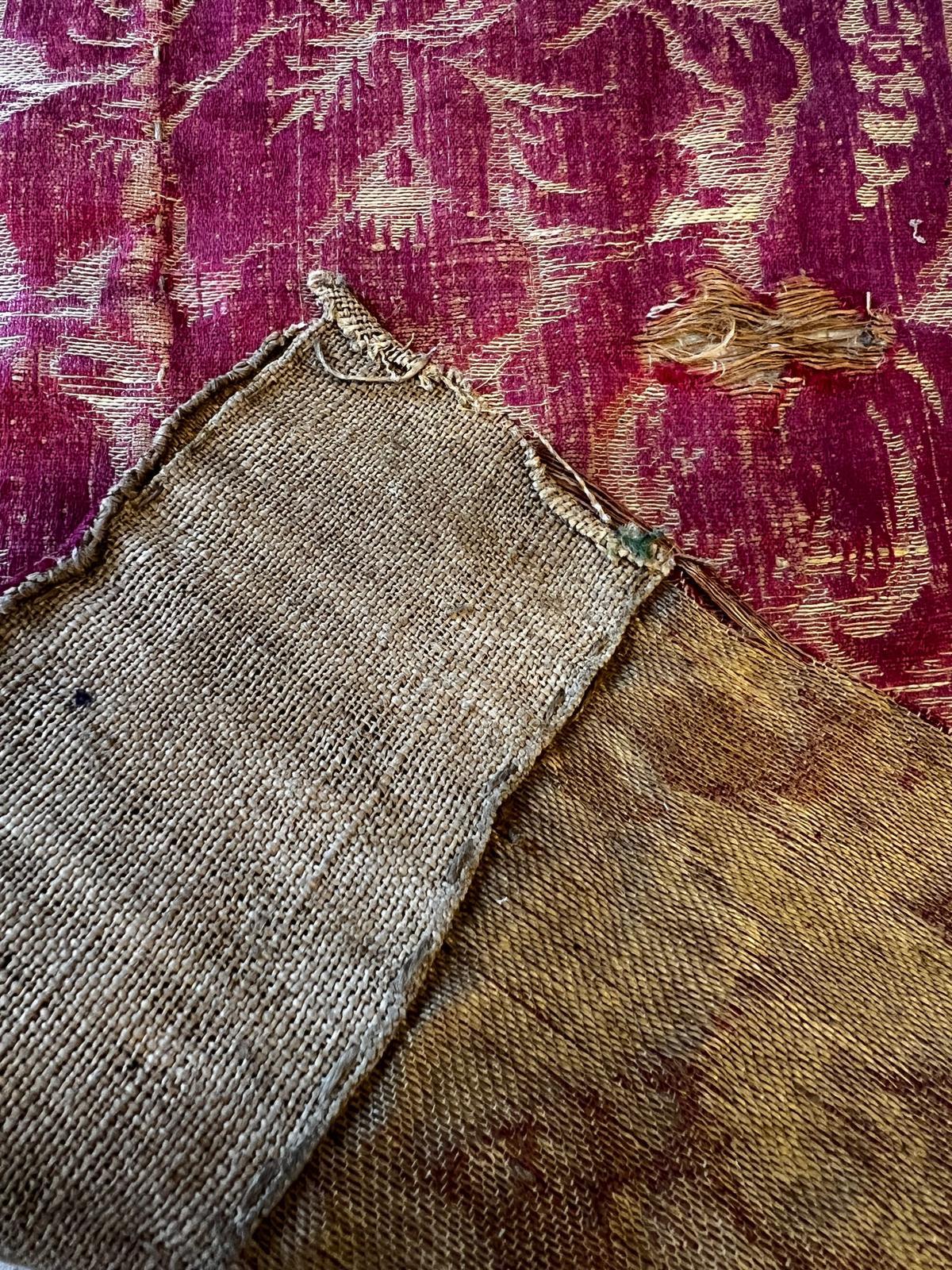 Antico broccato di seta rinascimentale italiano Frammenti di Firenze Mid Century Antiques In condizioni buone in vendita a Doha, QA