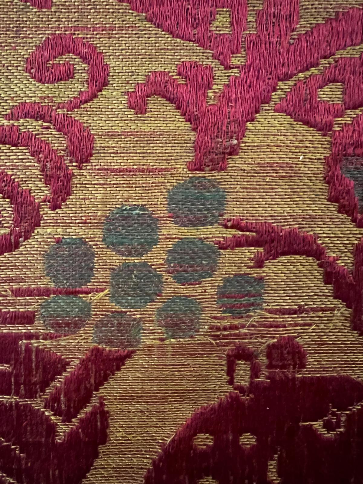 Oro Antico broccato di seta rinascimentale italiano Frammenti di Firenze Mid Century Antiques in vendita