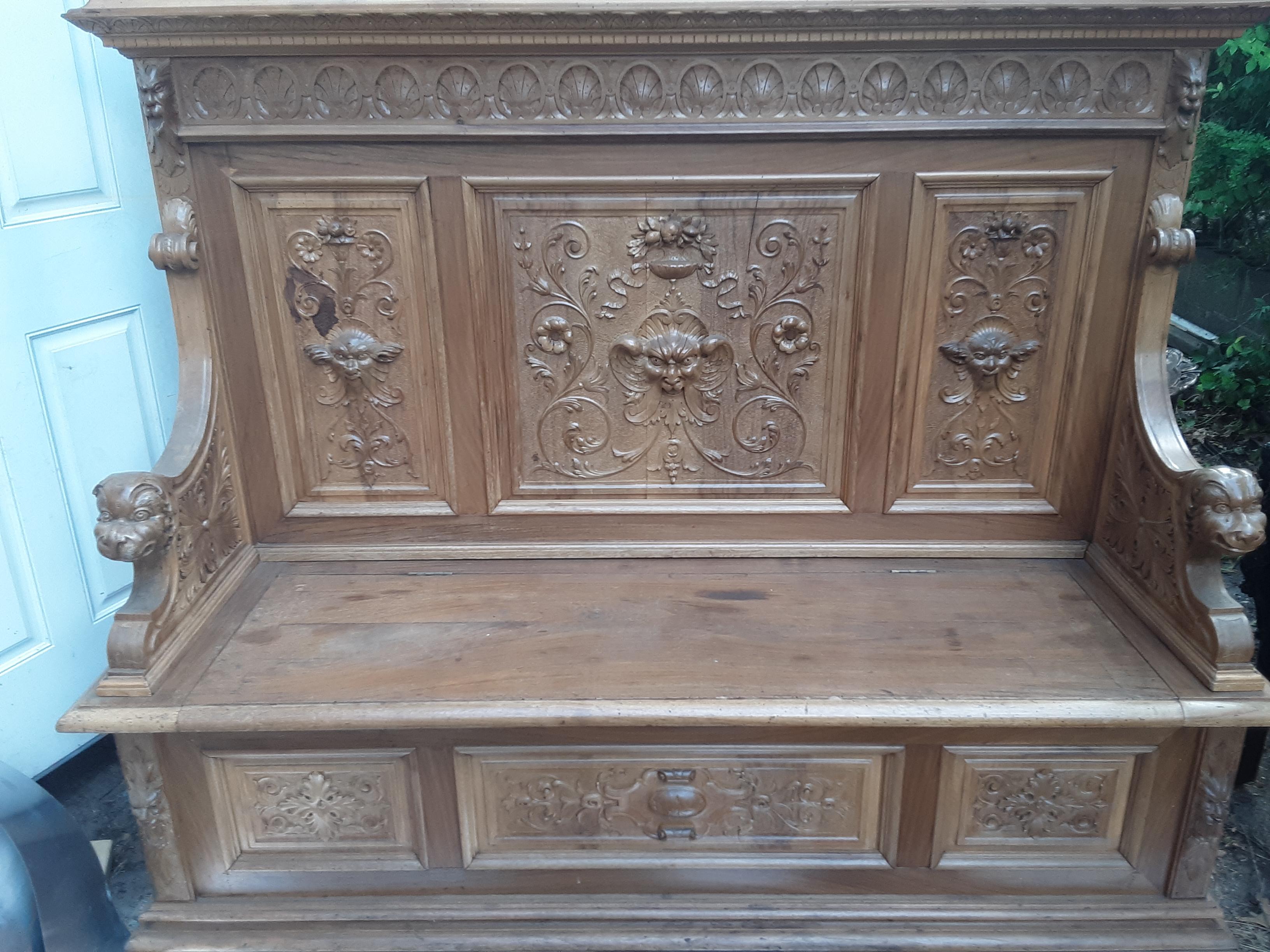 Antique Italian Renaissance Style Bench in Heavy Carved Walnut, Ca 1860 In Good Condition For Sale In Lakewood, NJ