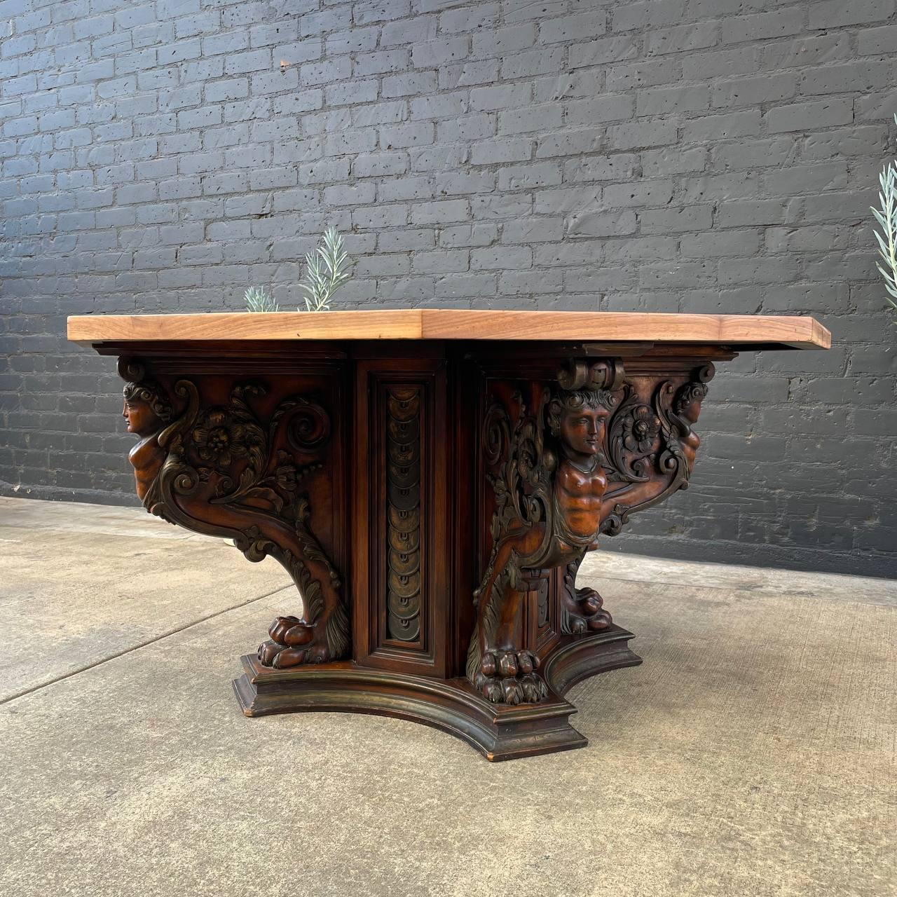 Milieu du XXe siècle Ancienne table de salle à manger italienne de style Renaissance en noyer sculpté en vente
