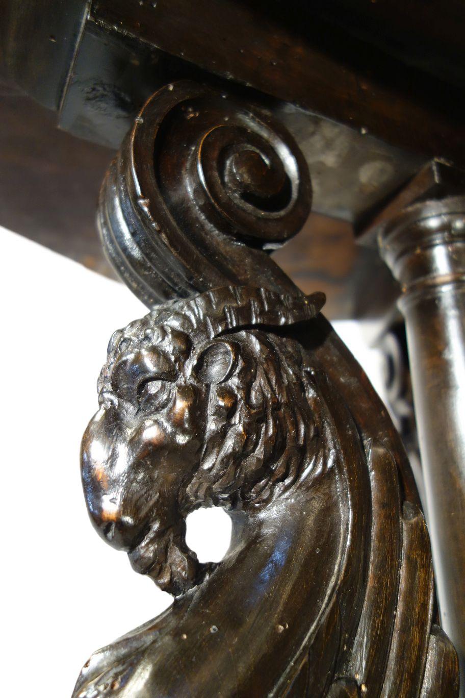Sechseckiger italienischer Griffon-Tisch aus geschnitztem Nussbaumholz im Renaissance-Stil des 19. Jahrhunderts  im Angebot 7