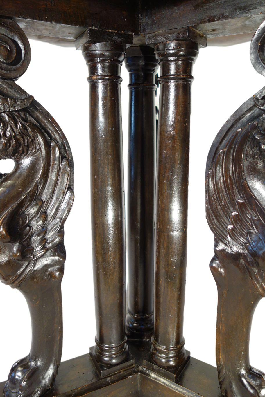 Sechseckiger italienischer Griffon-Tisch aus geschnitztem Nussbaumholz im Renaissance-Stil des 19. Jahrhunderts  im Angebot 8