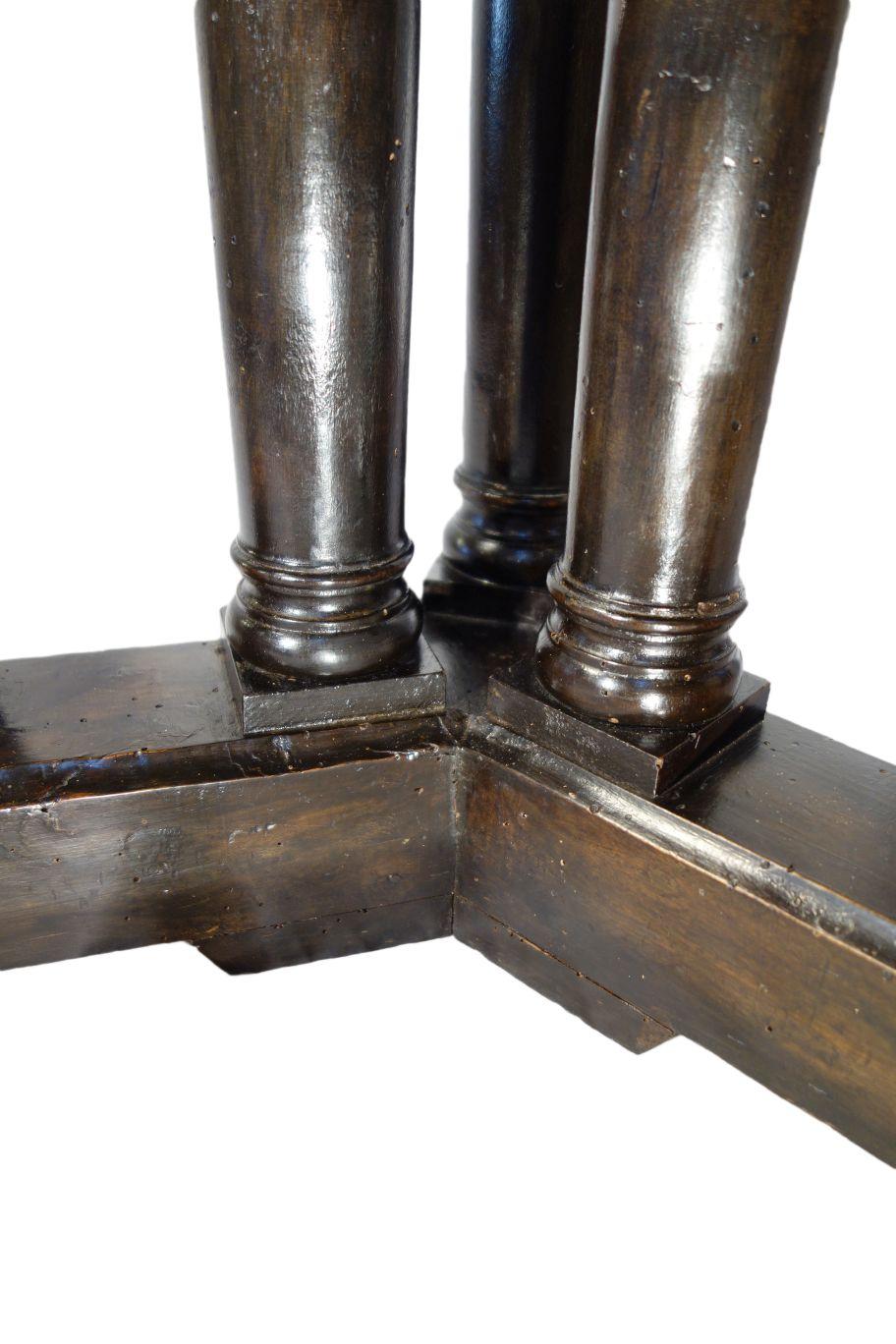 Sechseckiger italienischer Griffon-Tisch aus geschnitztem Nussbaumholz im Renaissance-Stil des 19. Jahrhunderts  im Angebot 9