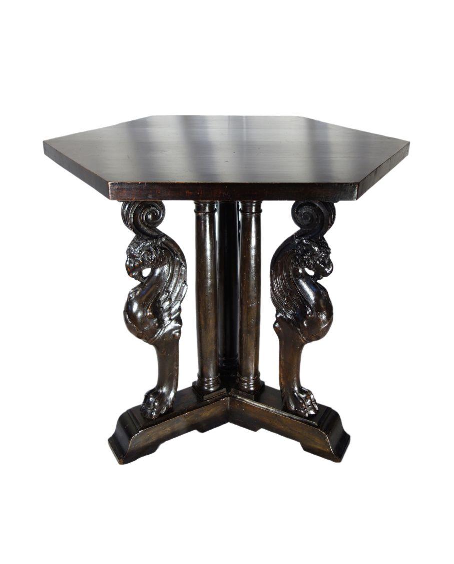 Sechseckiger italienischer Griffon-Tisch aus geschnitztem Nussbaumholz im Renaissance-Stil des 19. Jahrhunderts  (Neorenaissance) im Angebot