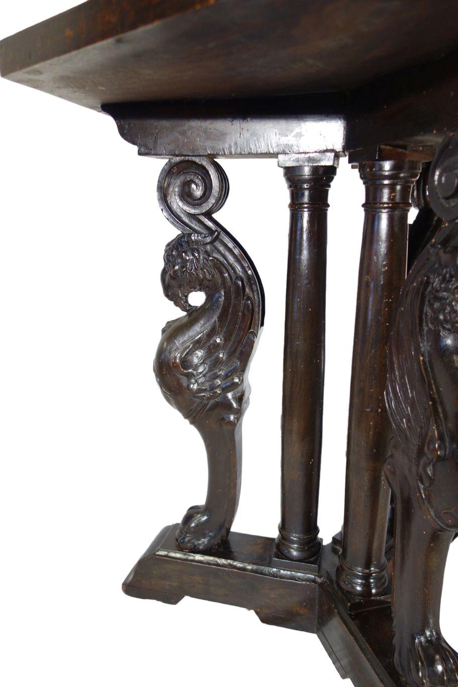 Sechseckiger italienischer Griffon-Tisch aus geschnitztem Nussbaumholz im Renaissance-Stil des 19. Jahrhunderts  (Handgeschnitzt) im Angebot