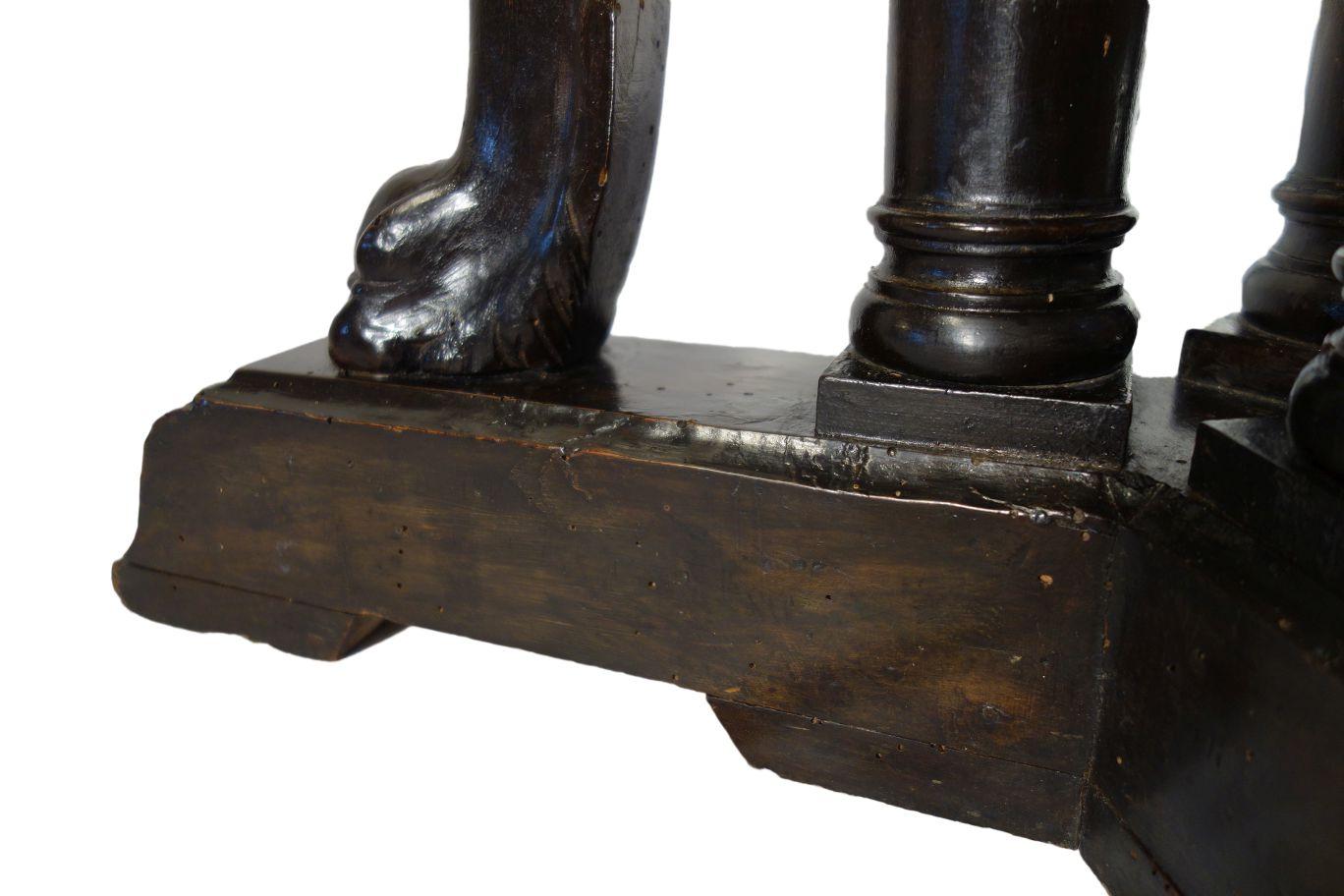 Sechseckiger italienischer Griffon-Tisch aus geschnitztem Nussbaumholz im Renaissance-Stil des 19. Jahrhunderts  im Zustand „Gut“ im Angebot in Encinitas, CA