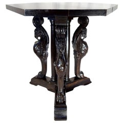 Table hexagonale de style Renaissance italienne du 19ème siècle en noyer sculpté Griffon 