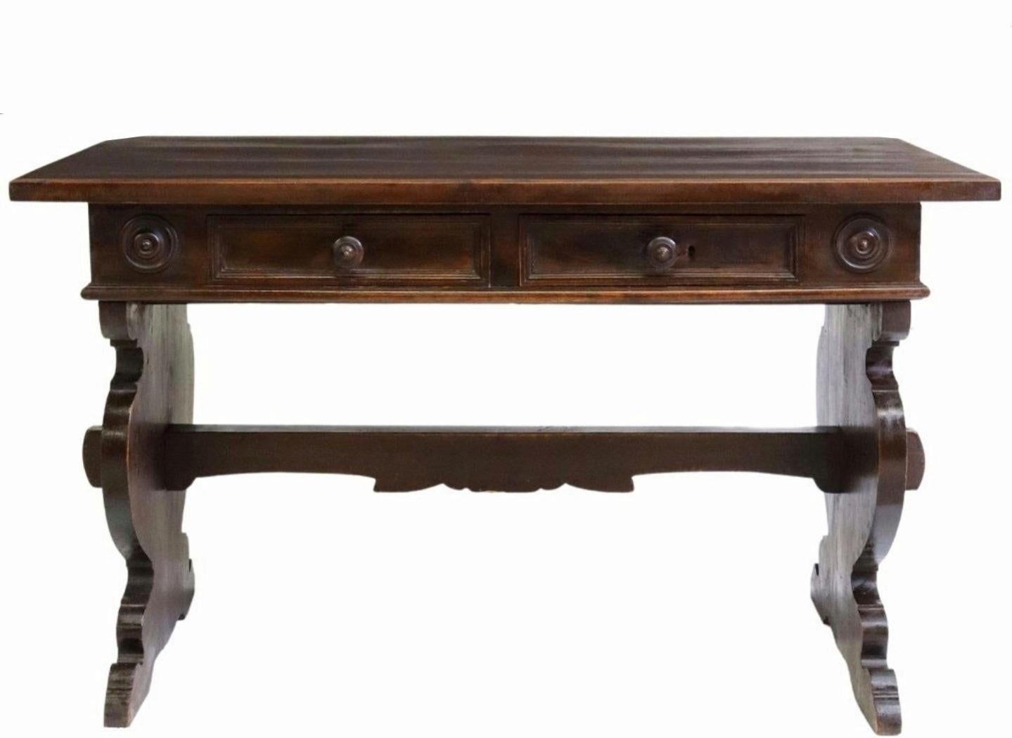 Un tavolo da biblioteca o scrivania a cavalletto italiano antico e rustico. 

Realizzato a mano in Italia, probabilmente nella regione alpina dell'Italia settentrionale, nella seconda metà del XIX secolo, in stile rinascimentale, presenta un piano a