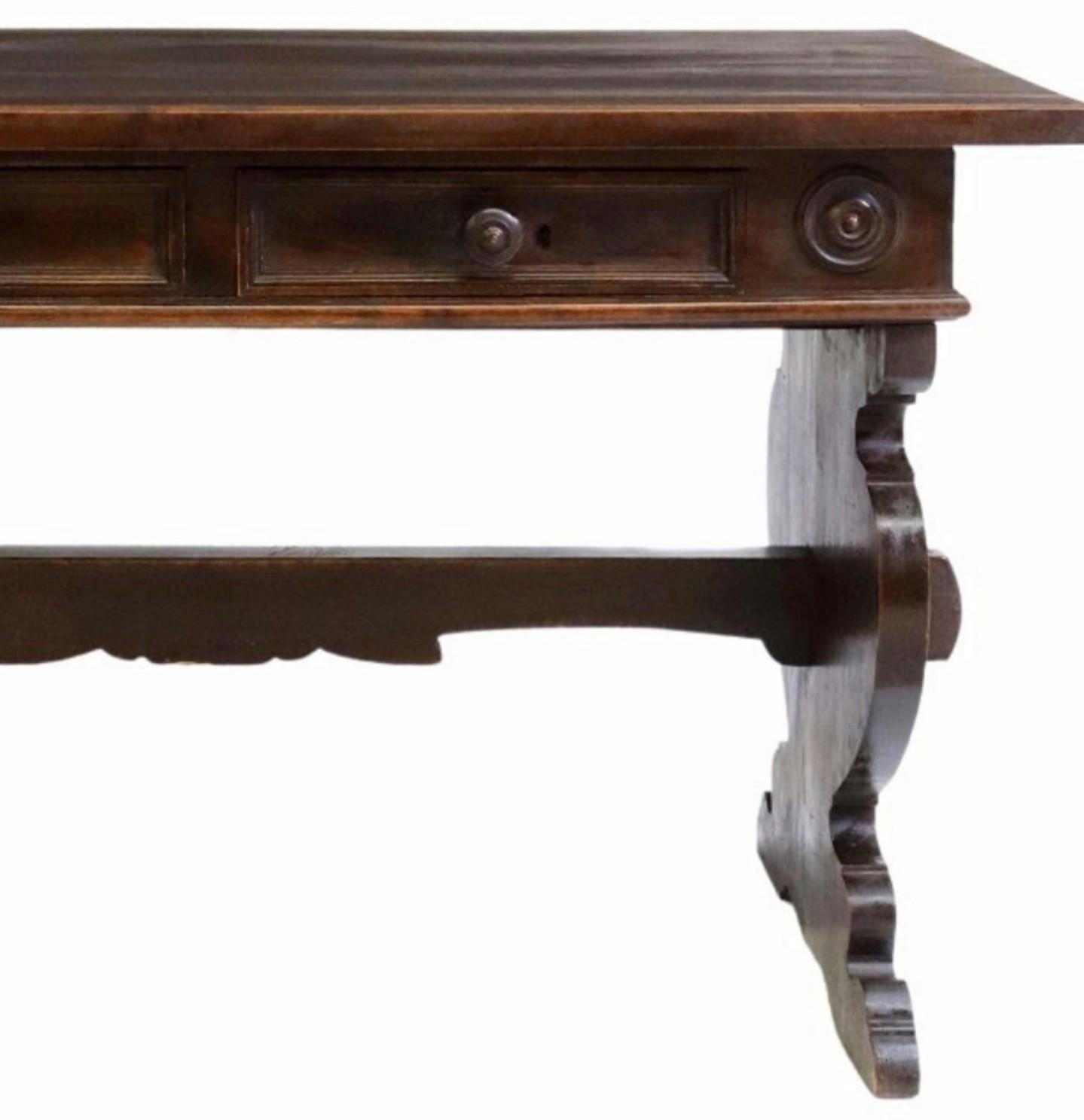 Legno Antico tavolo da biblioteca a cavalletto con urna del Rinascimento Italiano in vendita