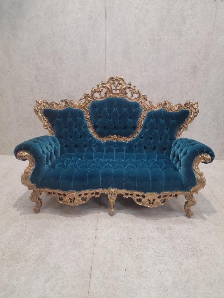 Antique Italian Rococo Carved Tufted Wedding Sofa Newly Upholstered in Mohair In Good Condition For Sale In Chicago, IL