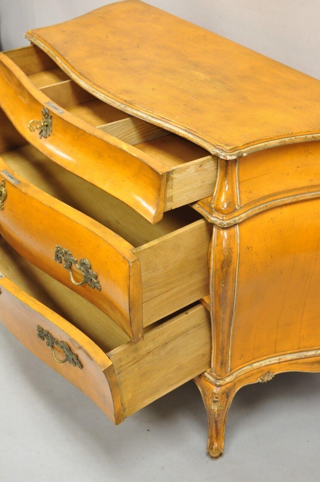 Ancienne commode bombée italienne rococo peinte en orange en vente 3