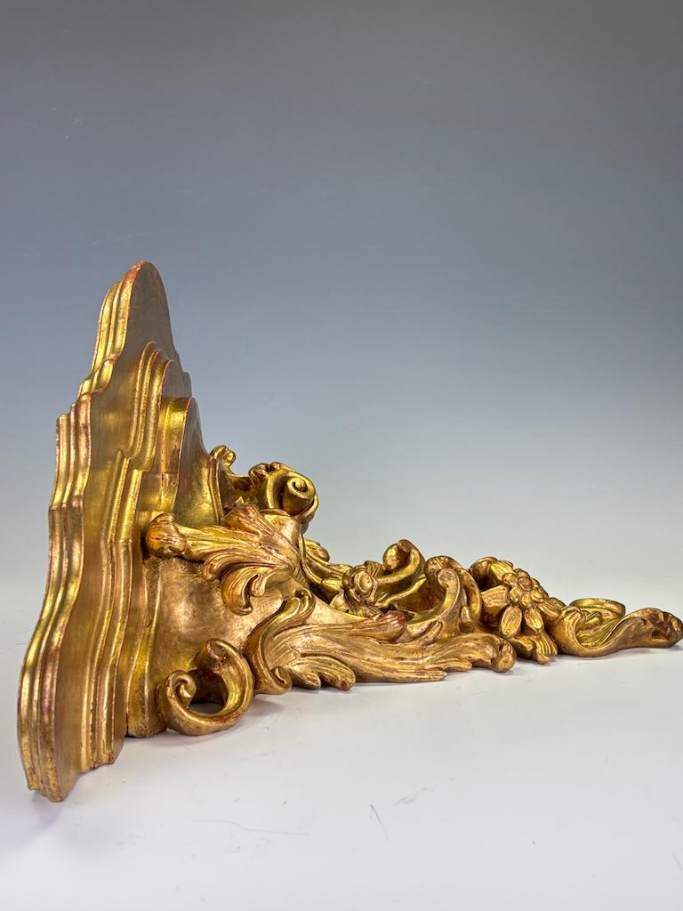 Antica mensola da parete in legno dorato in stile Rococò Revival italiano in vendita 12