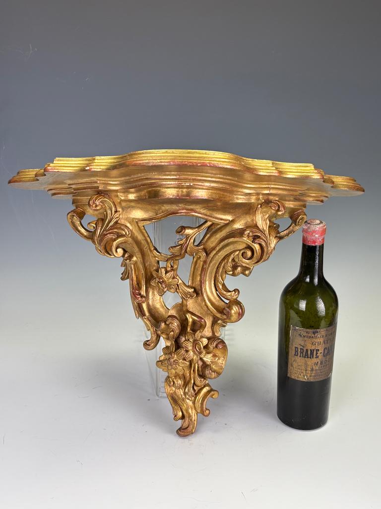 Italiano Antica mensola da parete in legno dorato in stile Rococò Revival italiano in vendita