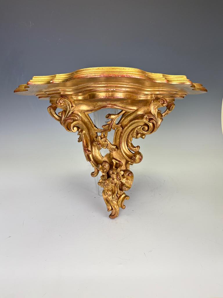 XX secolo Antica mensola da parete in legno dorato in stile Rococò Revival italiano in vendita
