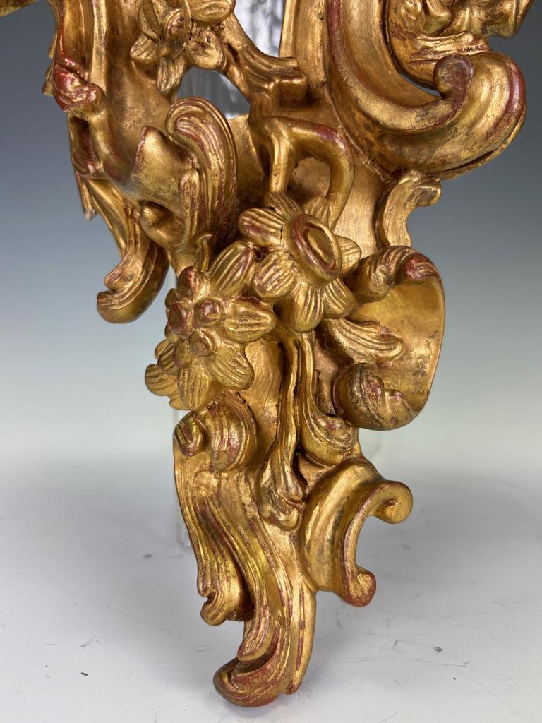 Legno dorato Antica mensola da parete in legno dorato in stile Rococò Revival italiano in vendita