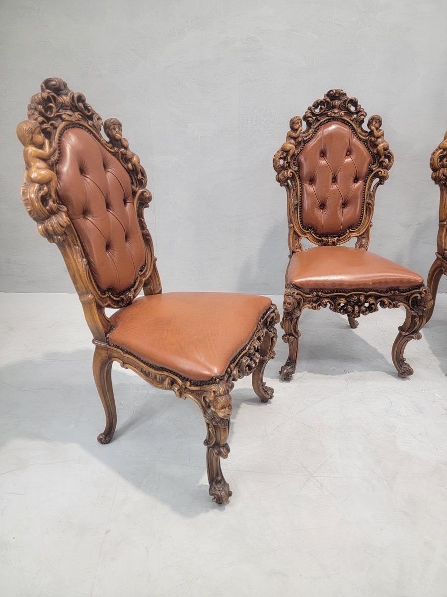 Anciennes chaises de salle à manger italiennes de style rococo lourdement sculptées et ornées de figures touffetées en cuir marron d'origine - Lot de 4

Voici un ensemble de quatre chaises de salle à manger antiques de style rococo italien,