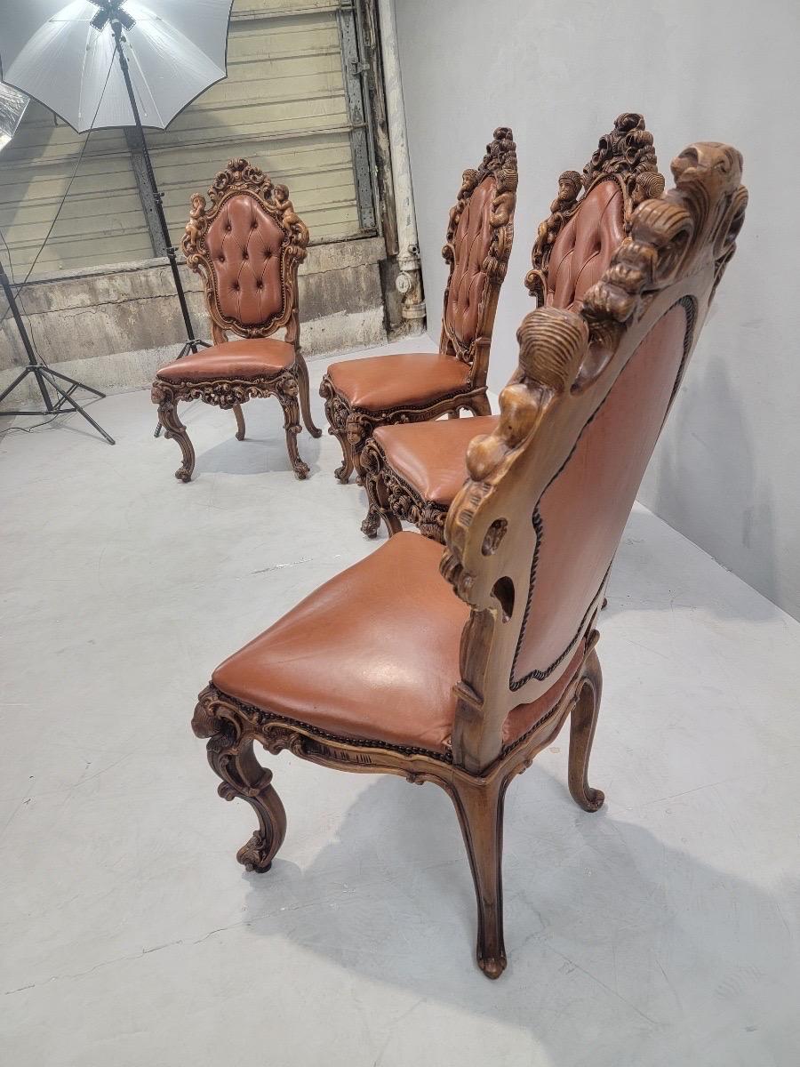 Sculpté à la main Anciennes chaises de salle à manger italiennes sculptées de style Rococo en cuir d'origine -Set of 4 en vente