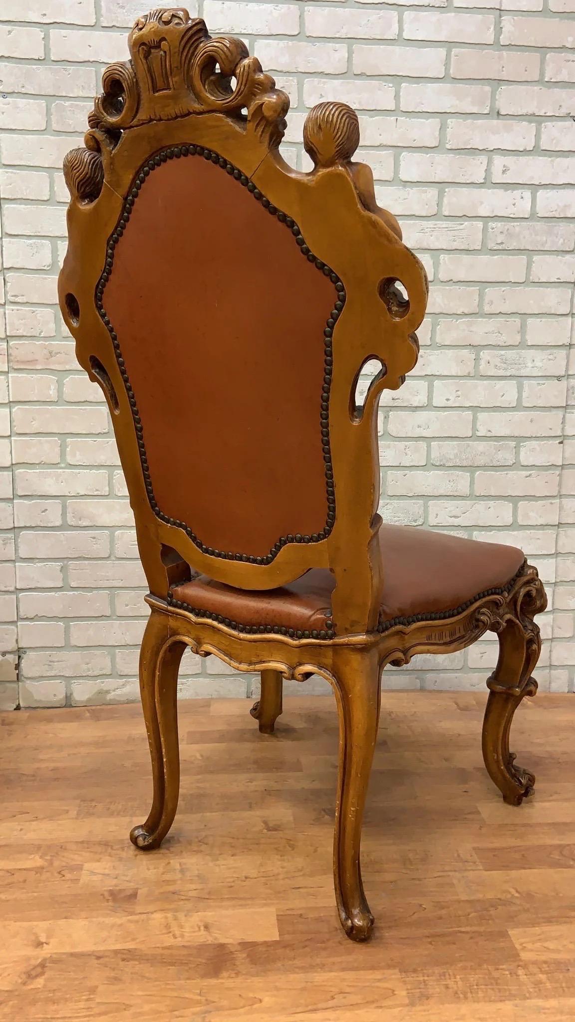20ième siècle Anciennes chaises de salle à manger italiennes sculptées de style Rococo en cuir d'origine -Set of 4 en vente