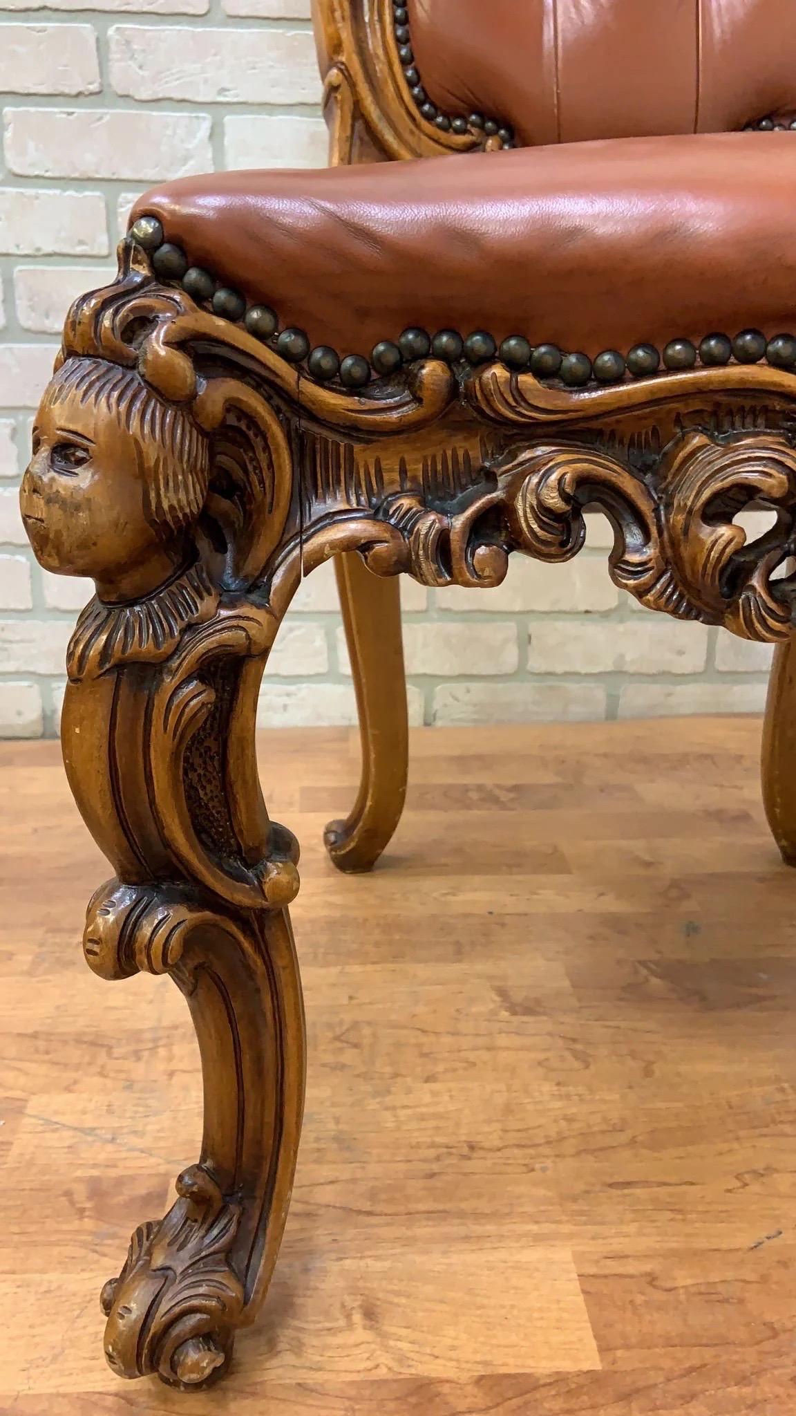 Cuir Anciennes chaises de salle à manger italiennes sculptées de style Rococo en cuir d'origine -Set of 4 en vente