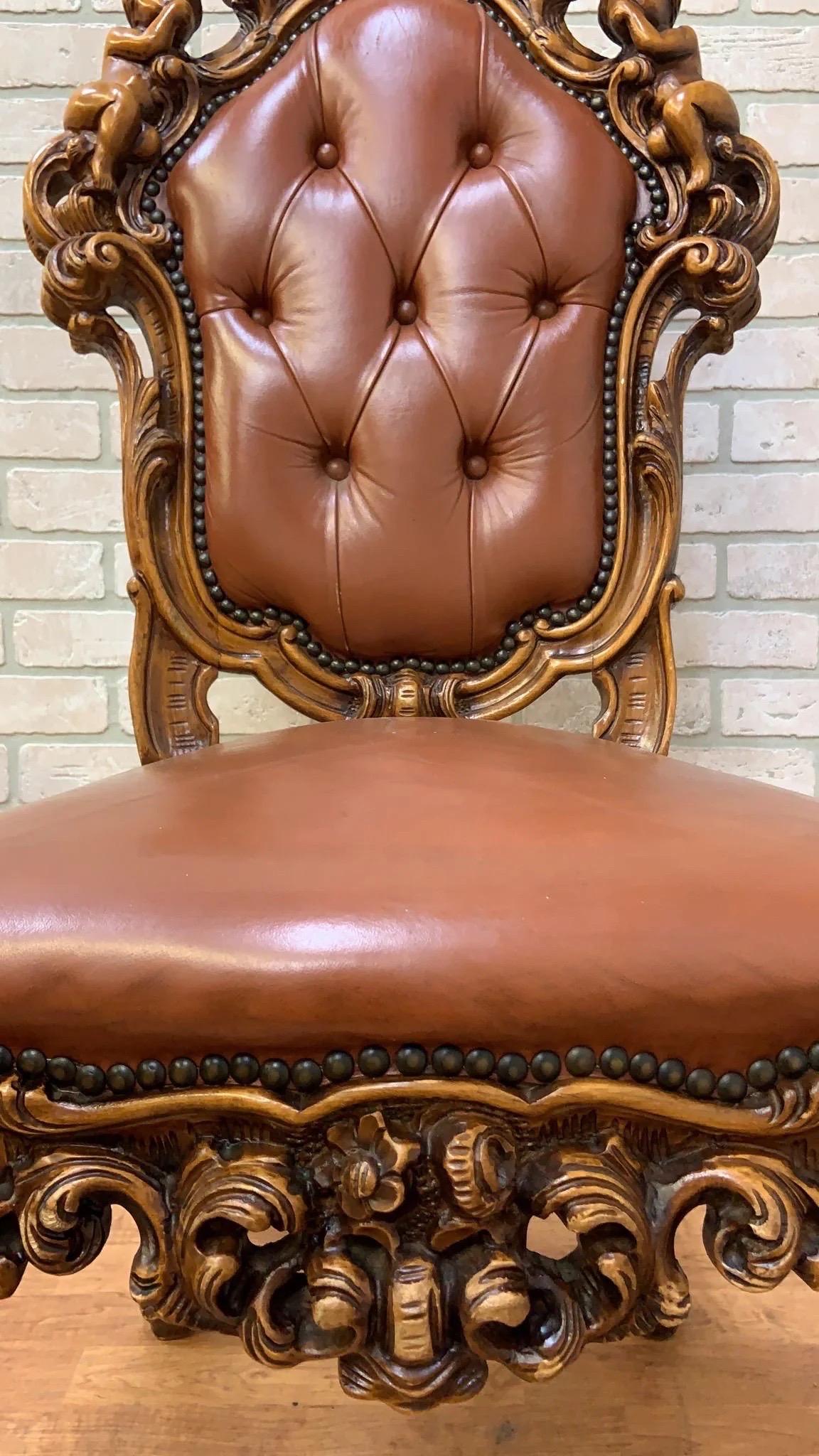 Anciennes chaises de salle à manger italiennes sculptées de style Rococo en cuir d'origine -Set of 4 en vente 1