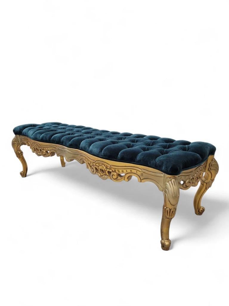 Ancienne banquette à touffes en bois sculpté de style rococo italien, nouvellement recouverte de velours émeraude.

Ce banc ancien de style rococo italien présente un tablier en bois doré magnifiquement sculpté et orné de fioritures naturelles,