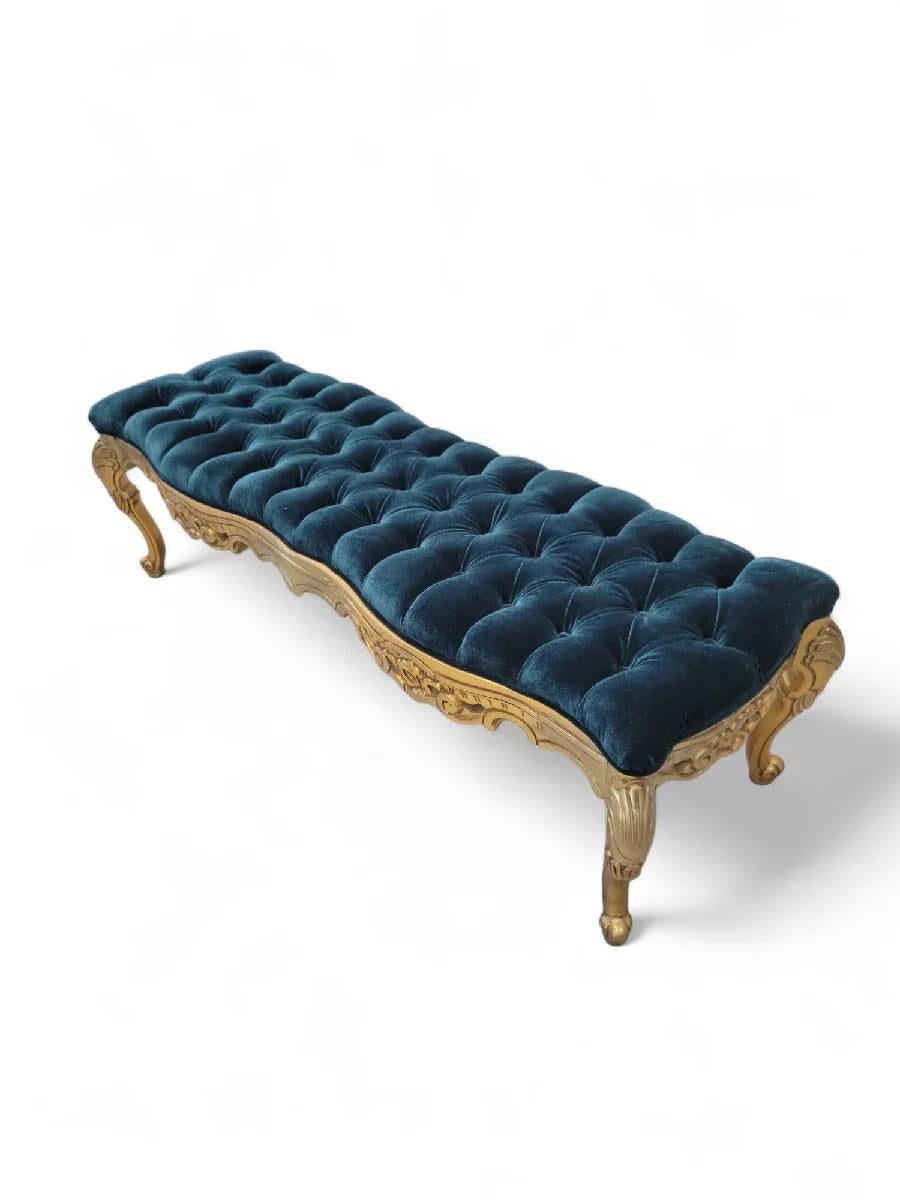 Néo-rococo Ancien banc italien de style rococo en bois doré sculpté et touffeté en velours en vente