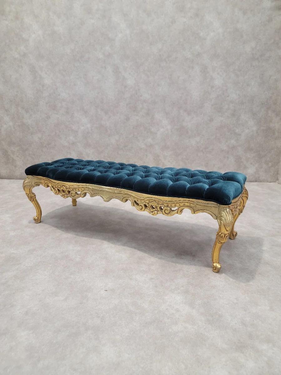 Inconnu Ancien banc italien de style rococo en bois doré sculpté et touffeté en velours en vente