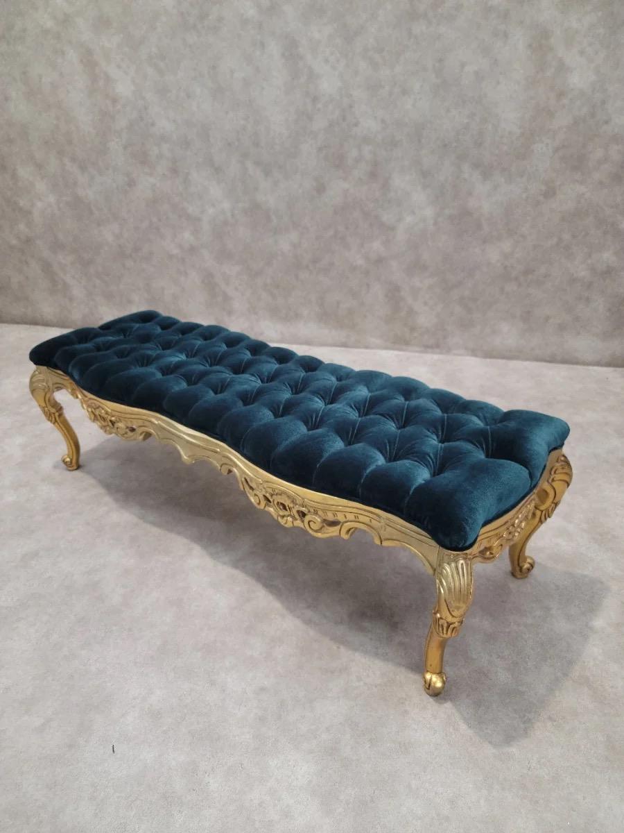 20ième siècle Ancien banc italien de style rococo en bois doré sculpté et touffeté en velours en vente
