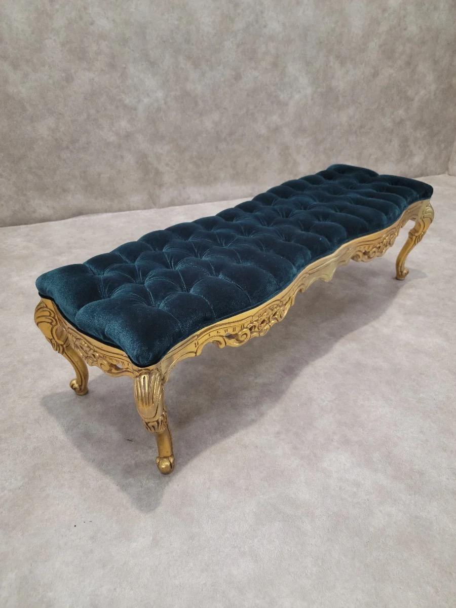 Velours Ancien banc italien de style rococo en bois doré sculpté et touffeté en velours en vente