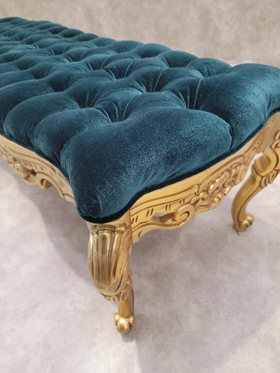 Ancien banc italien de style rococo en bois doré sculpté et touffeté en velours en vente 1