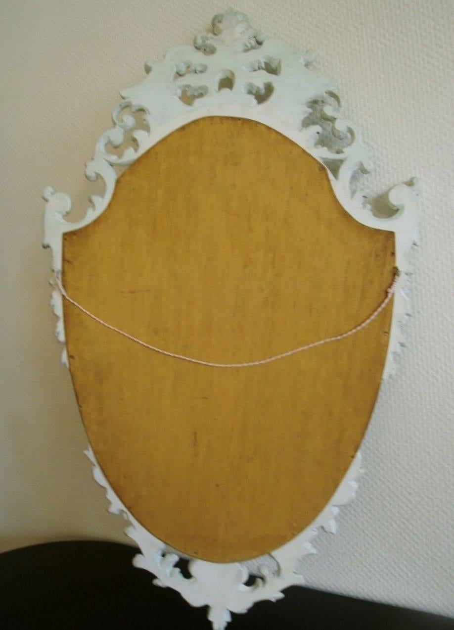 Antiker handgeschnitzter antiker italienischer Rokoko-Spiegel mit vergoldetem Holz und weißer Bogenplatte im Angebot 1