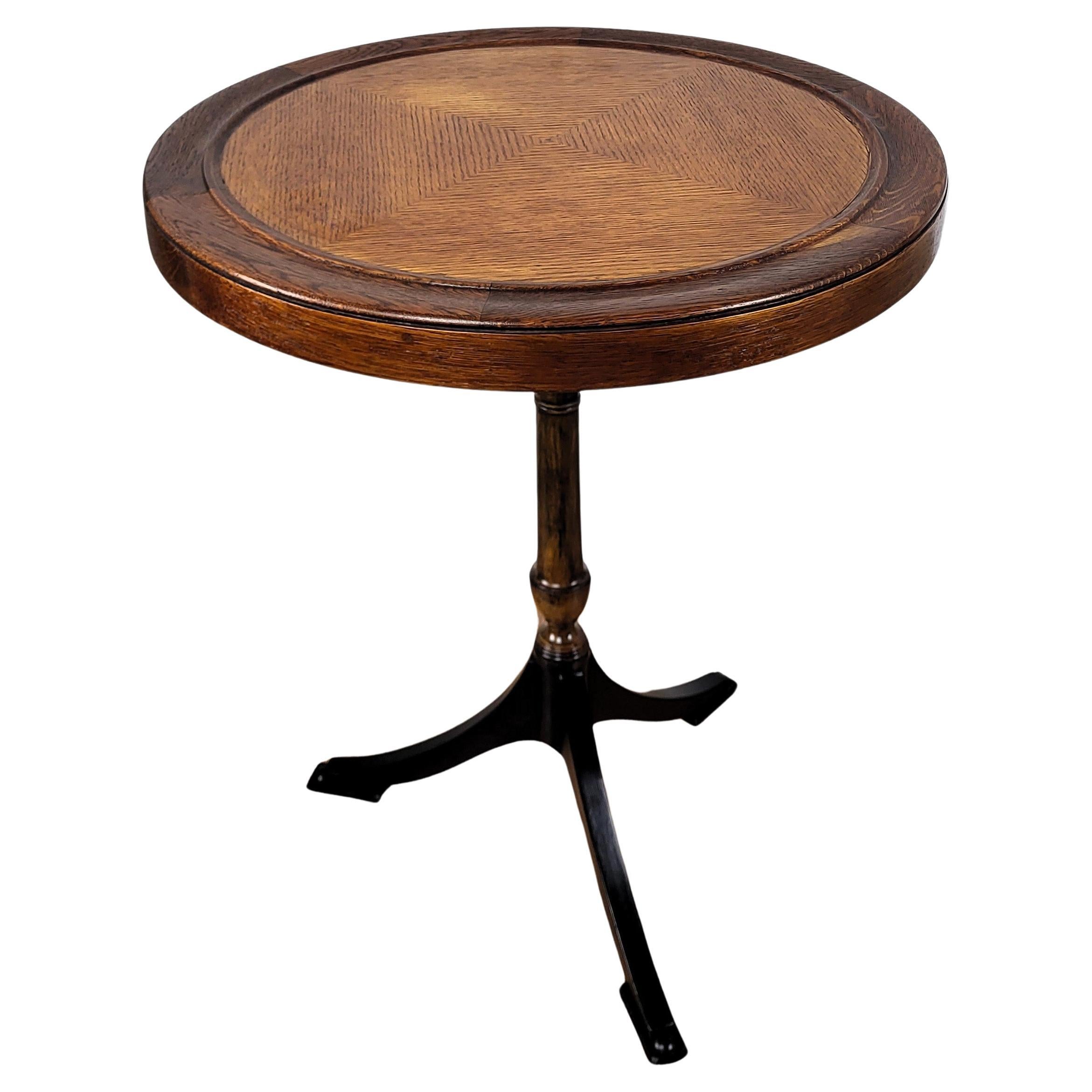 Ancienne table d'appoint ronde italienne en ronce de noyer et trépied à quatre pieds