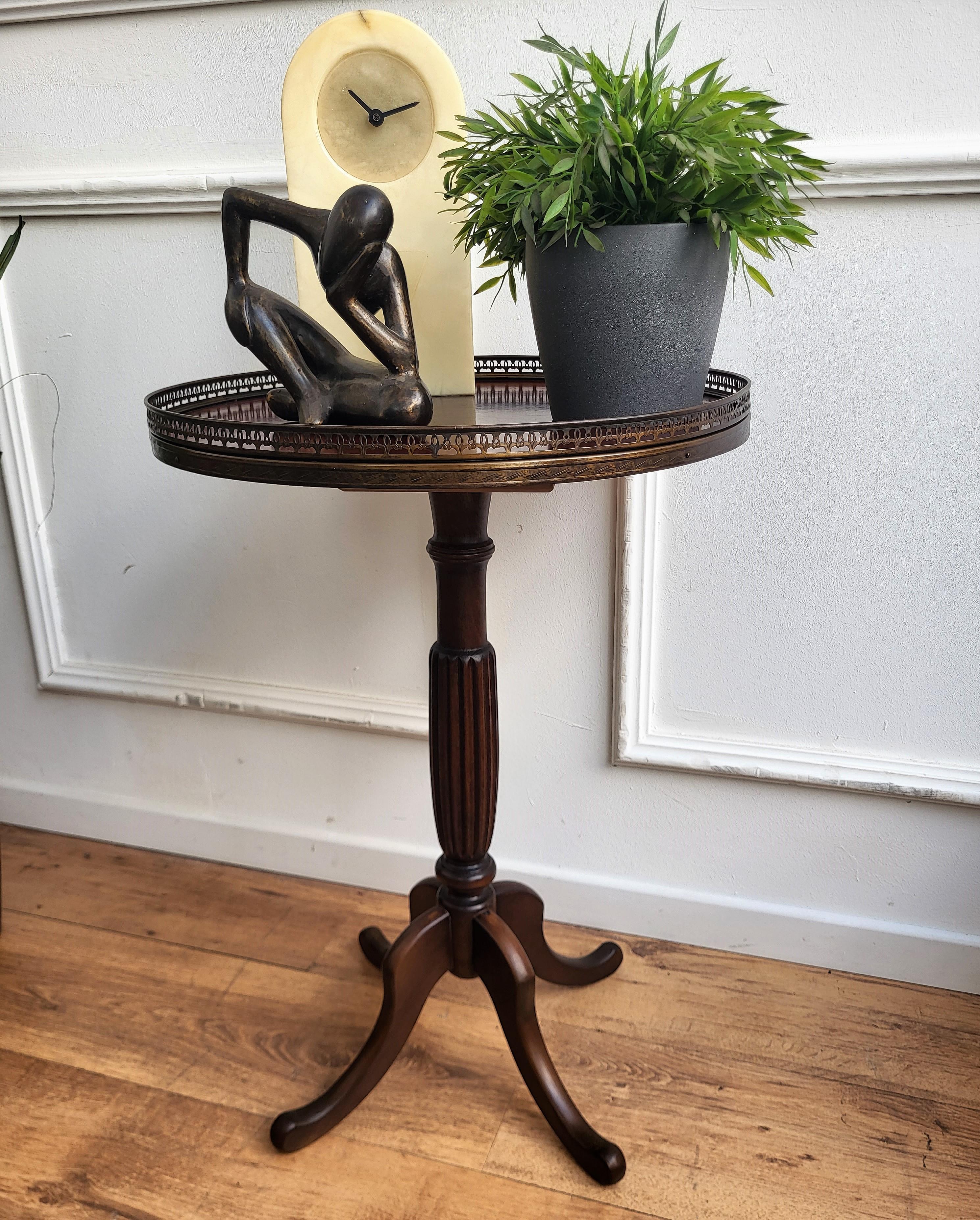 Antique Italian Round Walnut Side Table Brass Frame and Tripod Four Legs In Good Condition In Carimate, Como