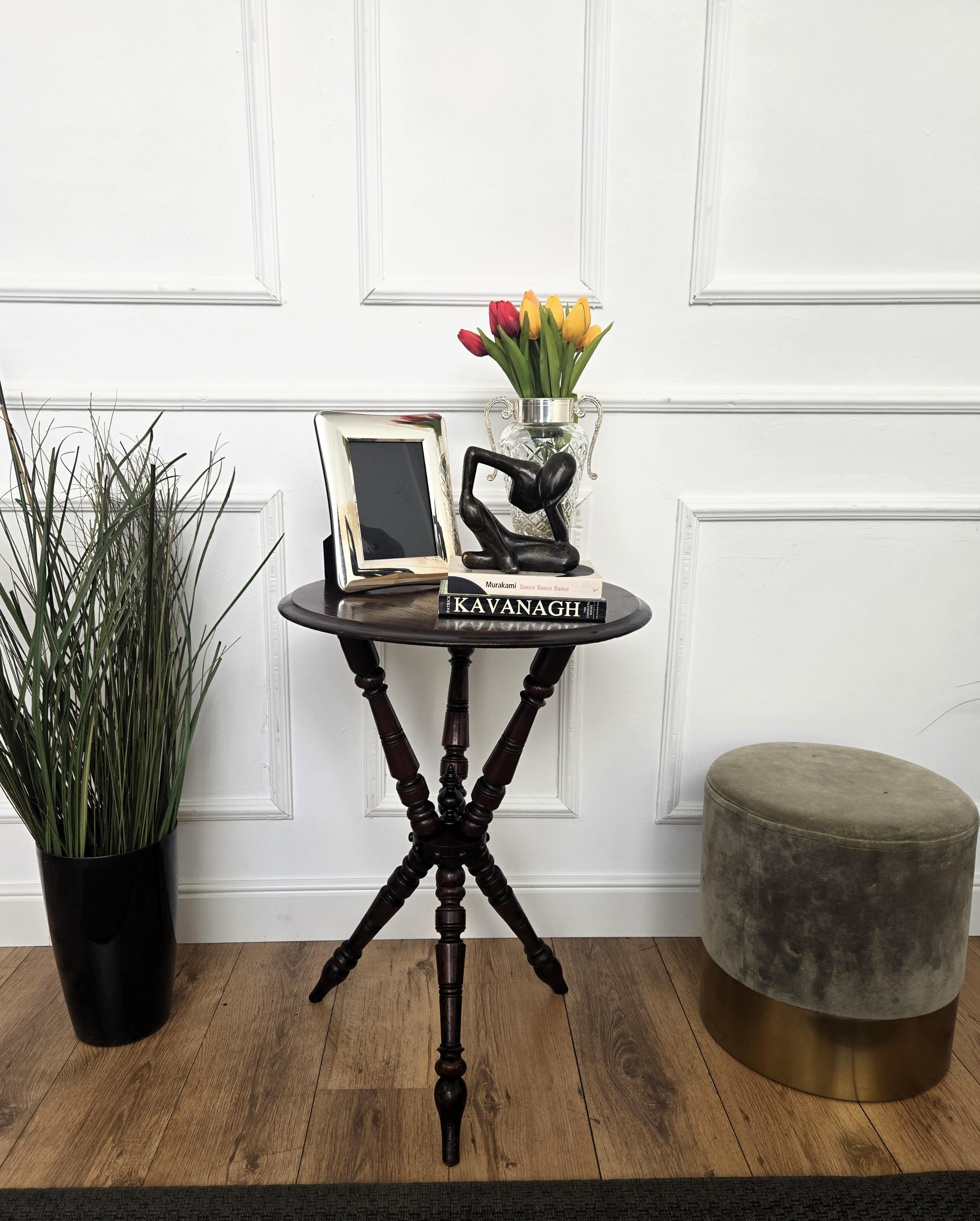 Antique Italian Round Walnut Tripod Side Table with Carved Bun Stretcher In Good Condition For Sale In Carimate, Como