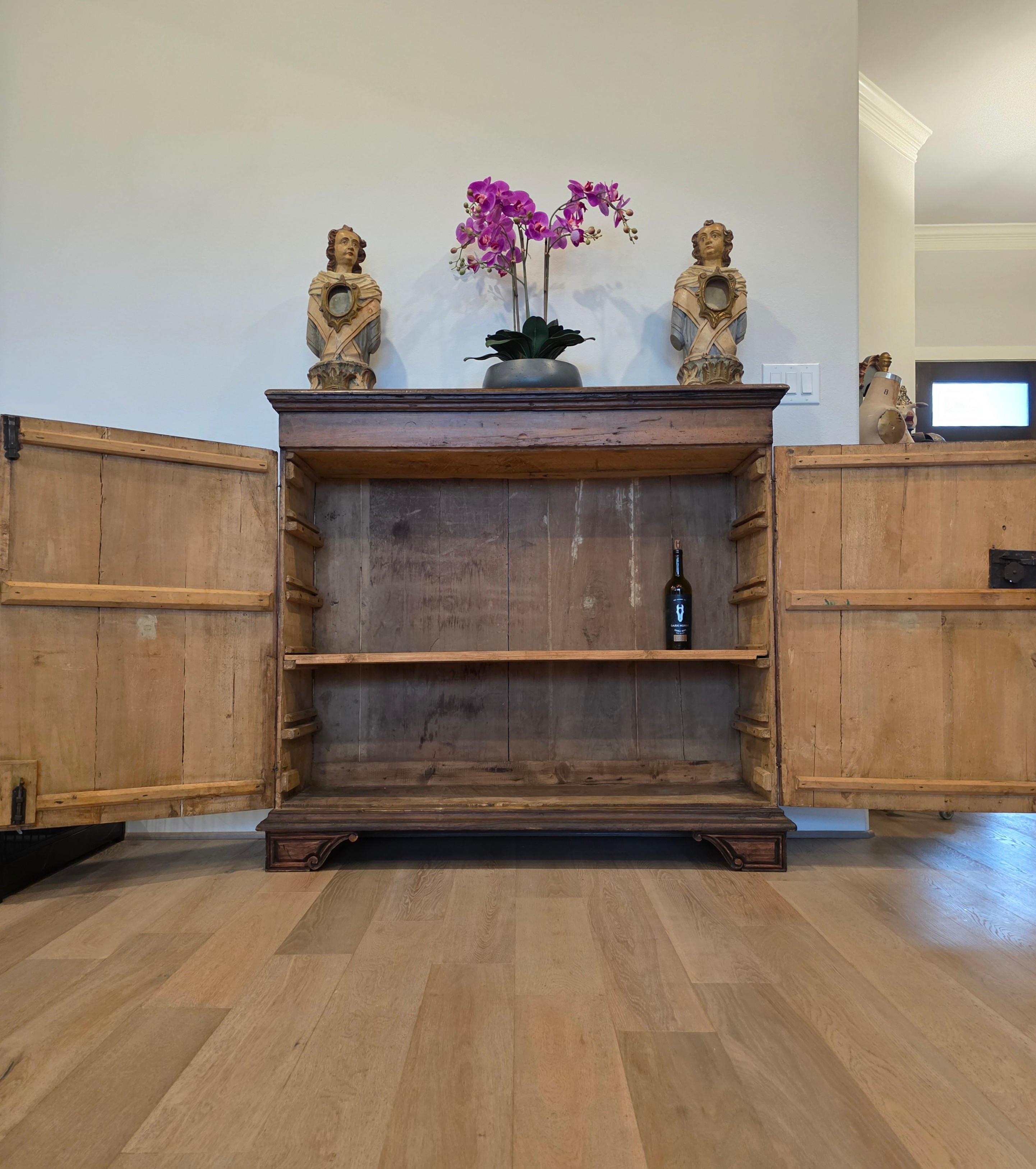 Ancienne armoire de sacristie italienne Coffre à vêtements Armoire à crédence Début 18e siècle en vente 3