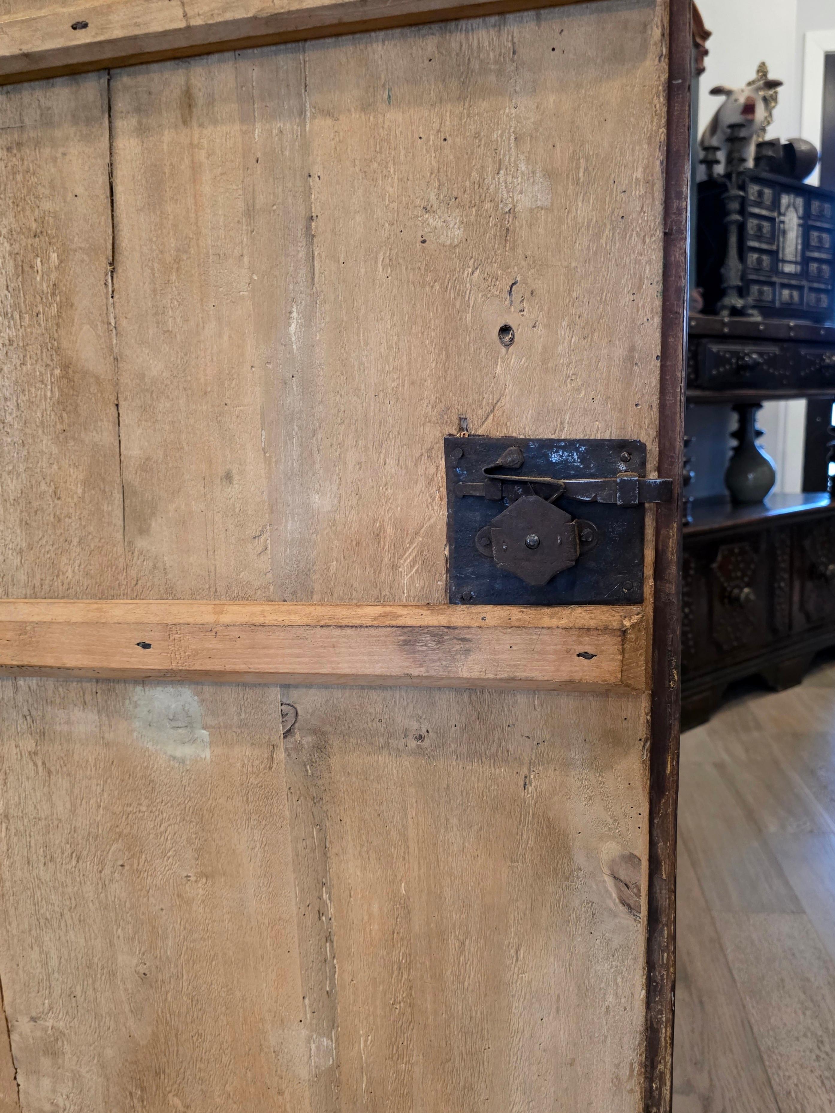 Ancienne armoire de sacristie italienne Coffre à vêtements Armoire à crédence Début 18e siècle en vente 4
