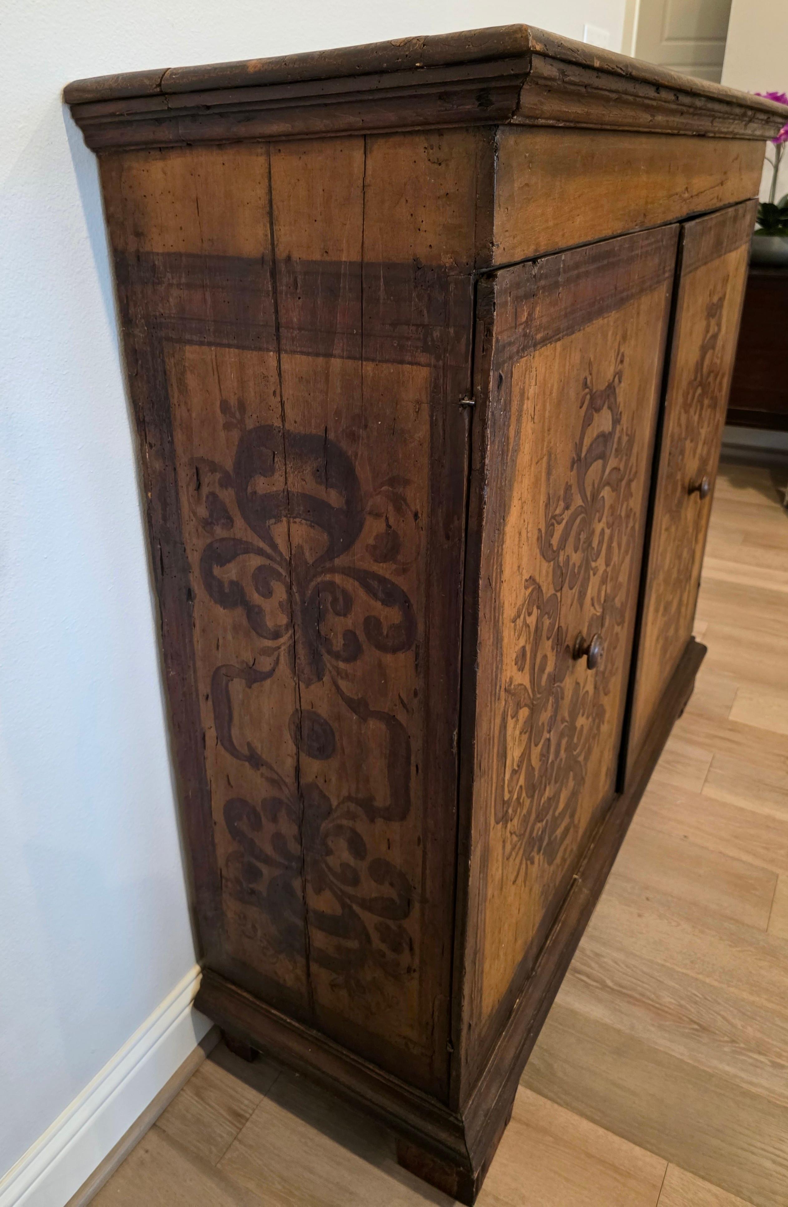Ancienne armoire de sacristie italienne Coffre à vêtements Armoire à crédence Début 18e siècle en vente 5