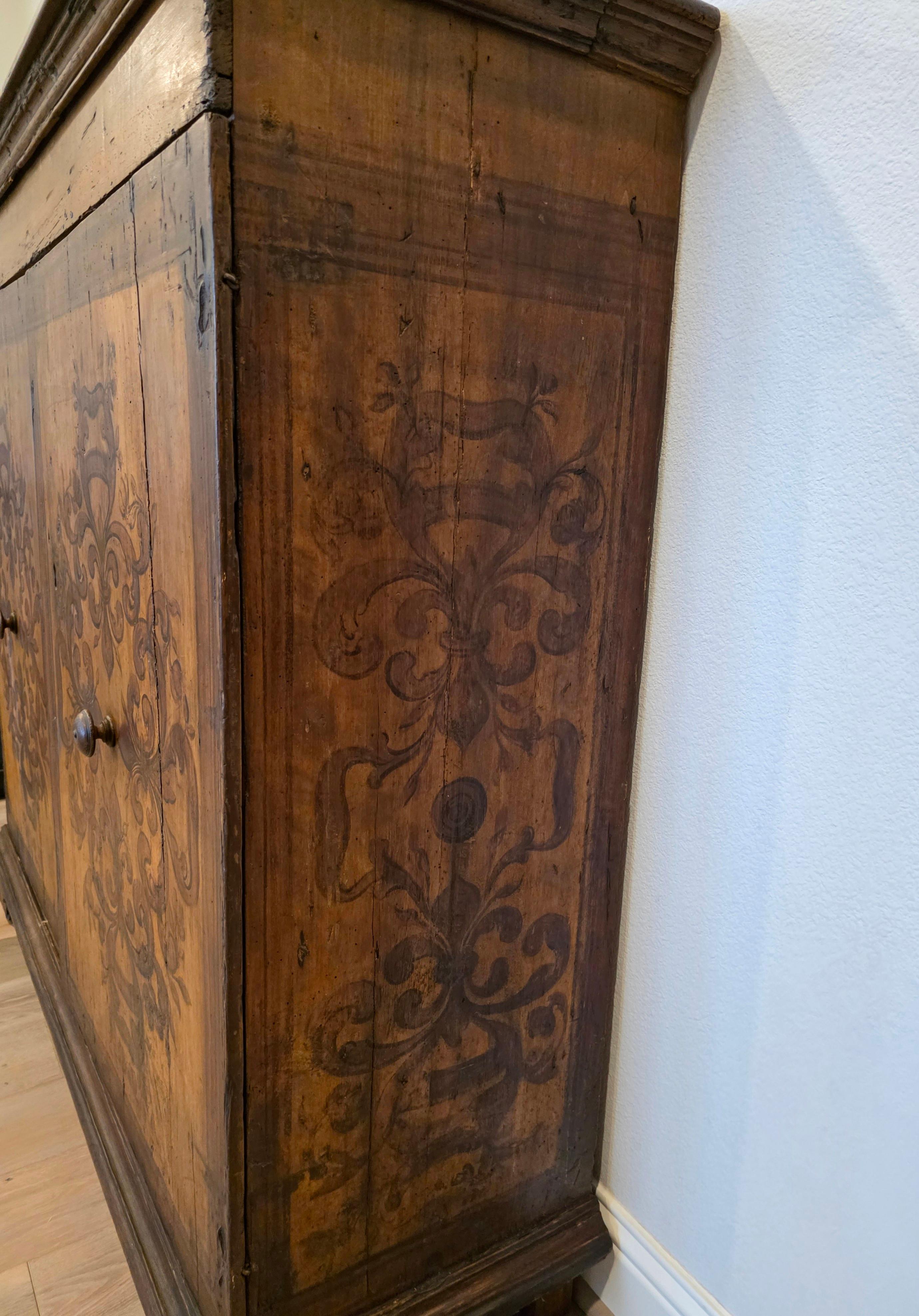 Ancienne armoire de sacristie italienne Coffre à vêtements Armoire à crédence Début 18e siècle en vente 6