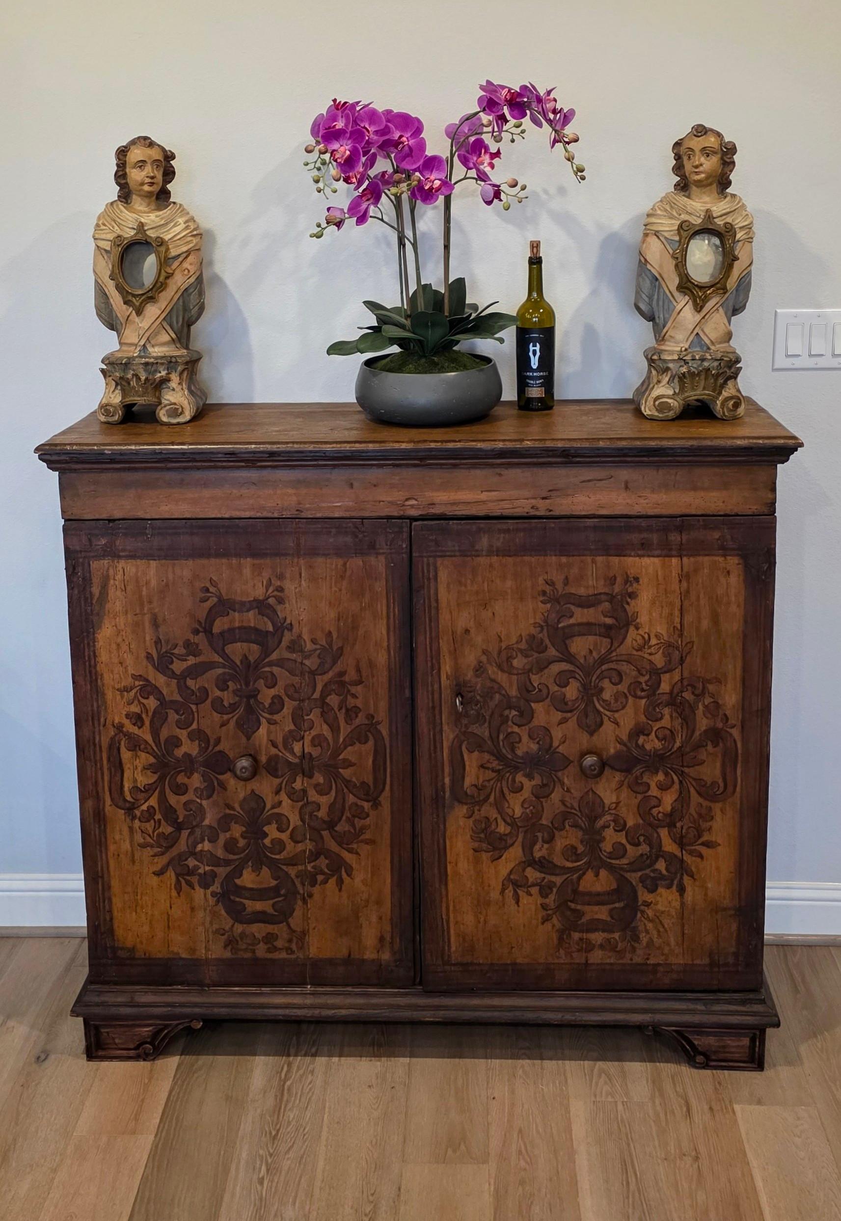 Ancienne armoire de sacristie italienne Coffre à vêtements Armoire à crédence Début 18e siècle en vente 13