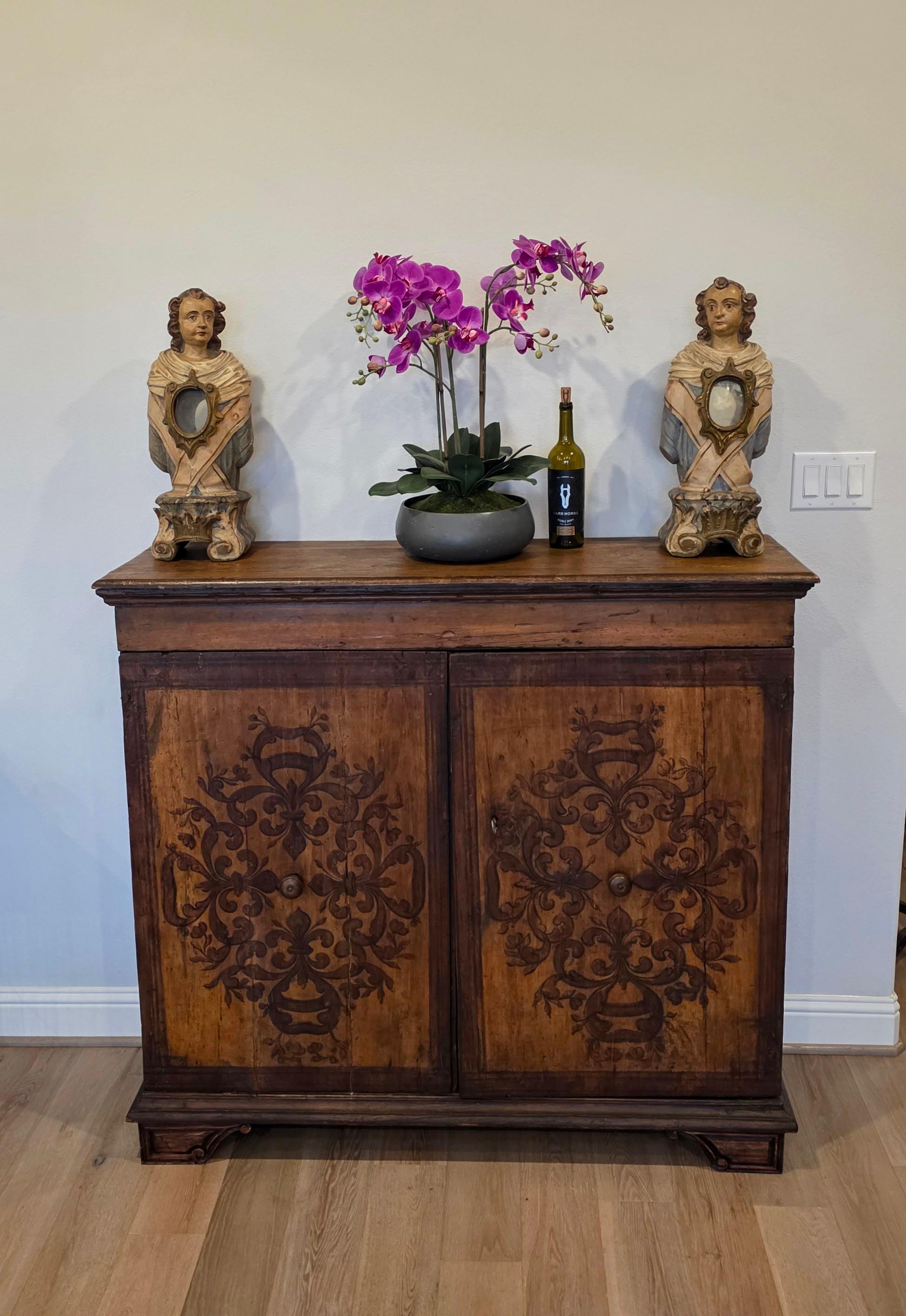 Baroque Ancienne armoire de sacristie italienne Coffre à vêtements Armoire à crédence Début 18e siècle en vente